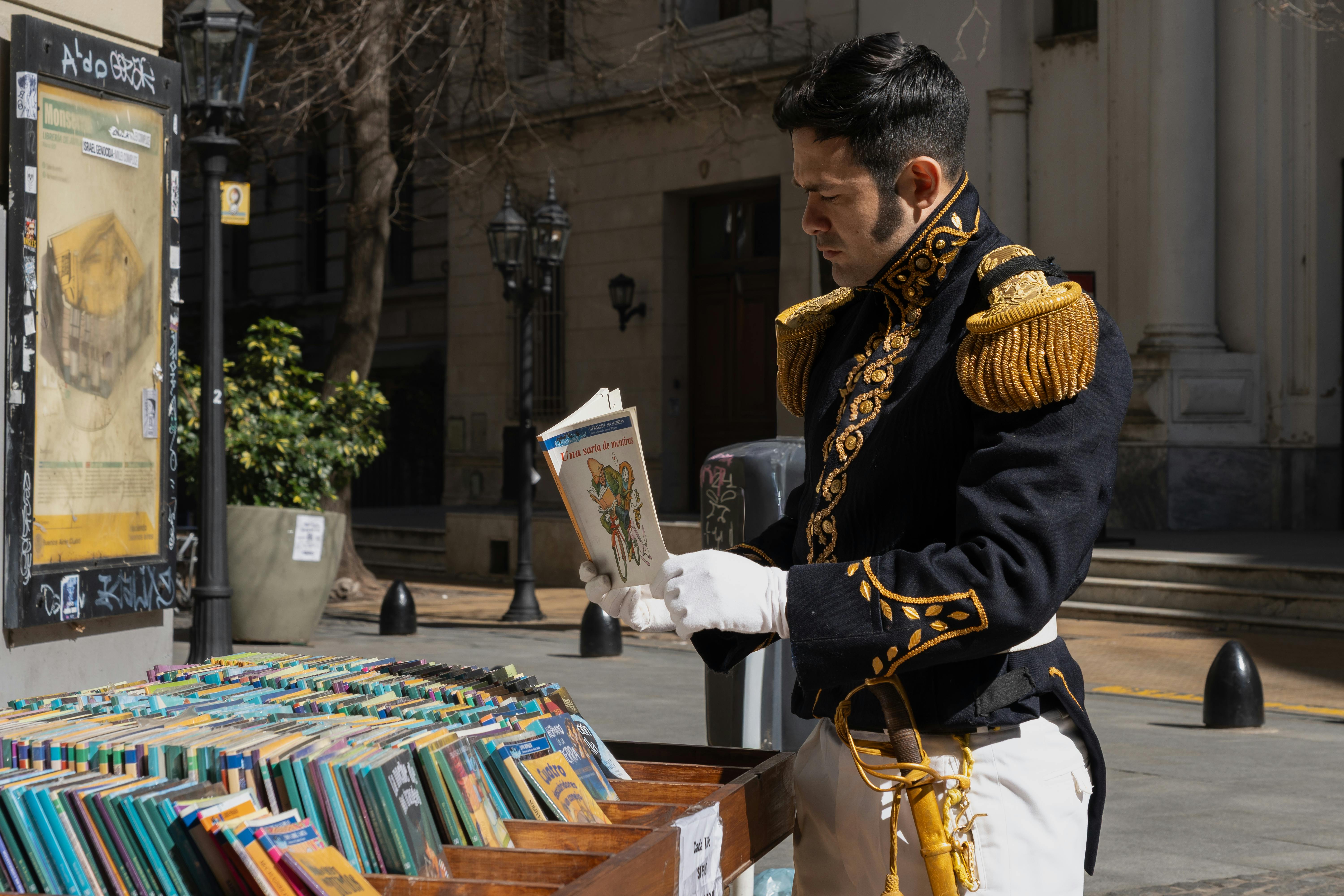 Procer en puesto de libros