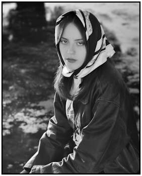 Monochrome portrait of a woman wearing a headscarf outdoors in Rosario, Argentina.