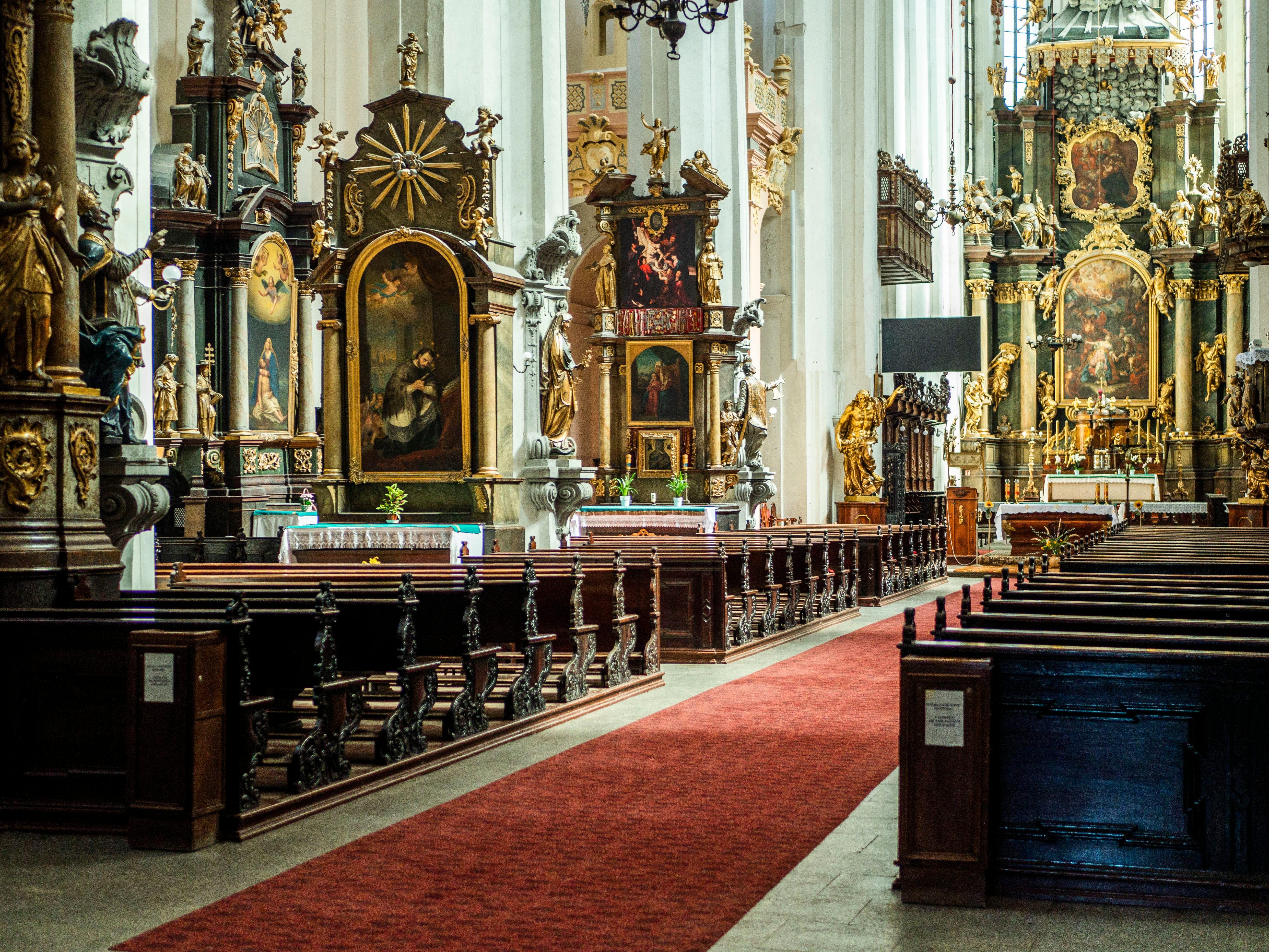 Zengin tasarımlı bir kilise içi
