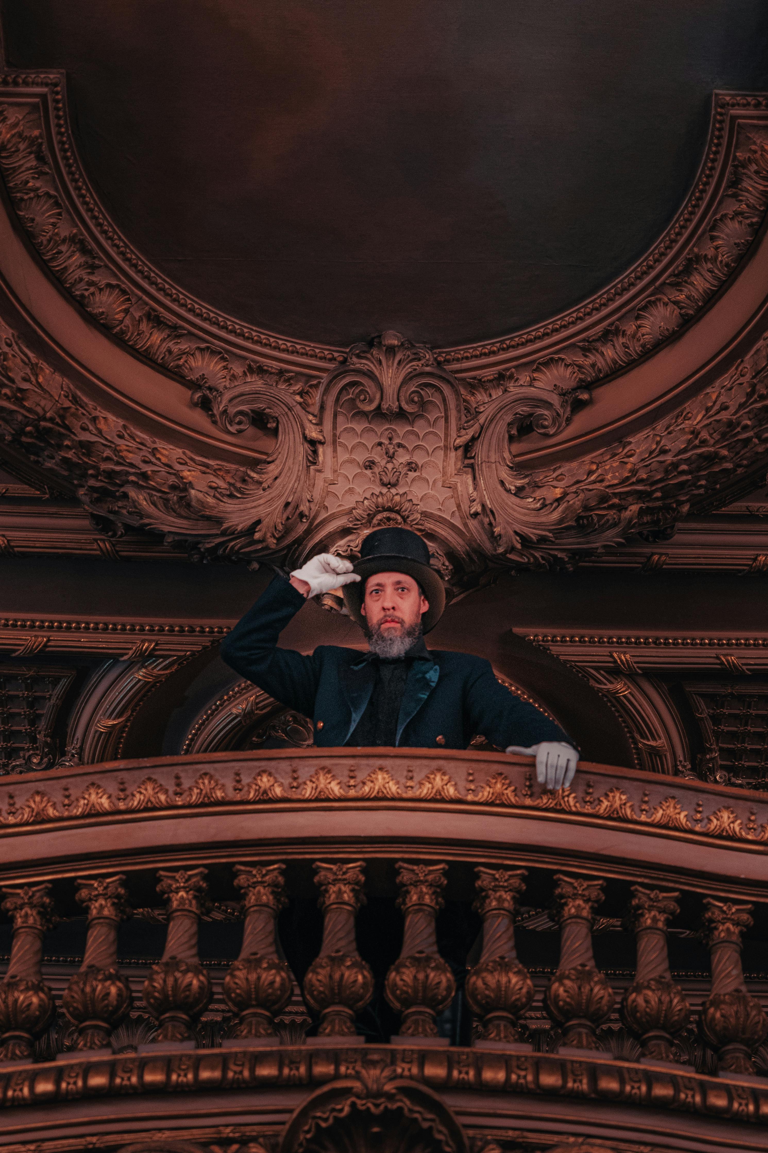 Ücretsiz Süslü bir salonda, Viktorya dönemi kıyafetleri giymiş, vintage zarafet ve incelik saçan bir adam. Stok Fotoğraflar