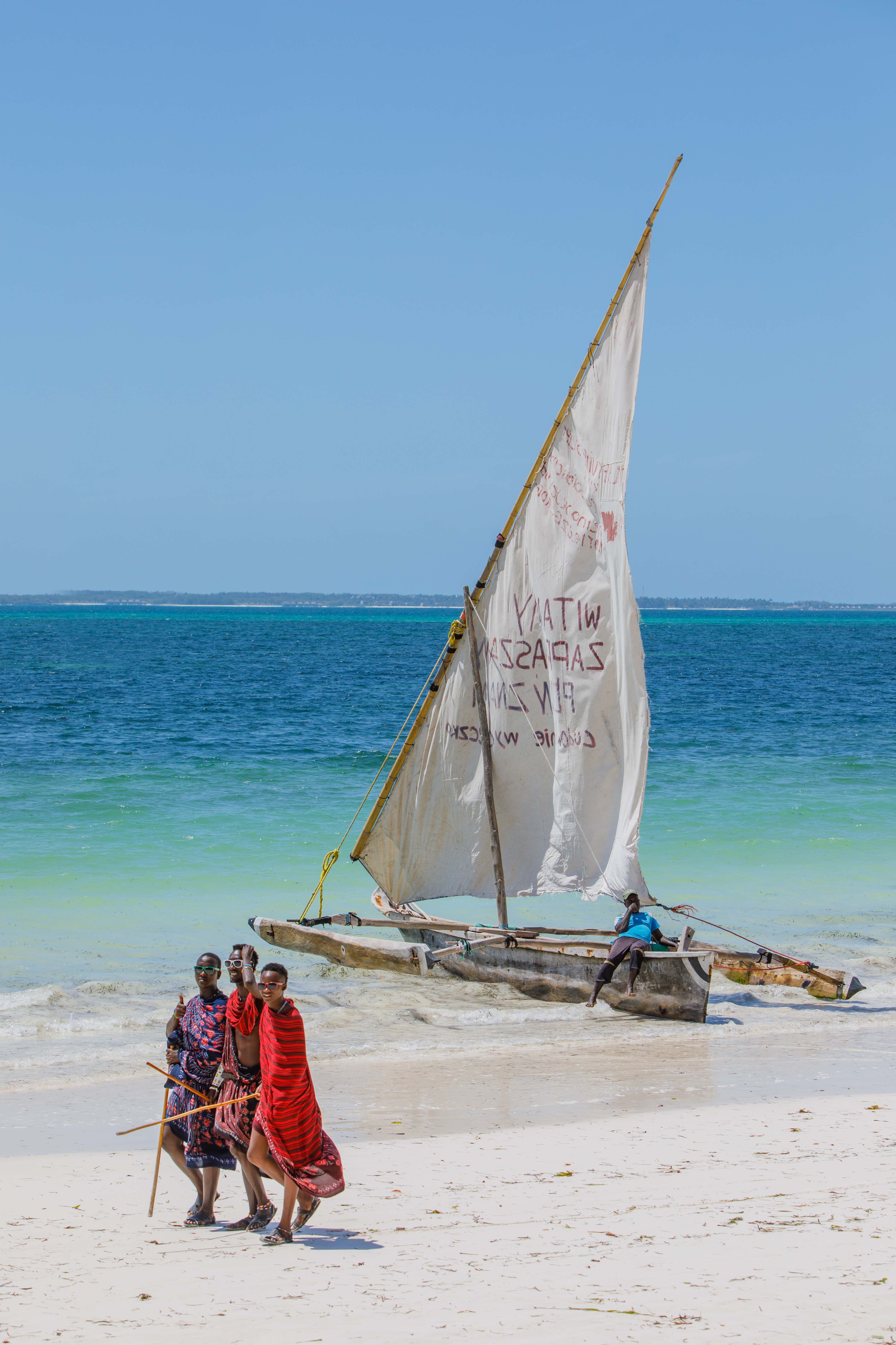 free-photo-of-tradicni-plachetnice-a-masajove-na-tropicke-plazi.jpeg?auto=compress\u0026cs=tinysrgb\u0026w=1600\u0026loading=lazy