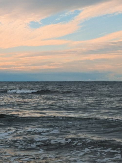 Free Tranquil view of the Baltic Sea at sunset in Svetlogorsk, Russia, with serene waves and pastel skies. Stock Photo