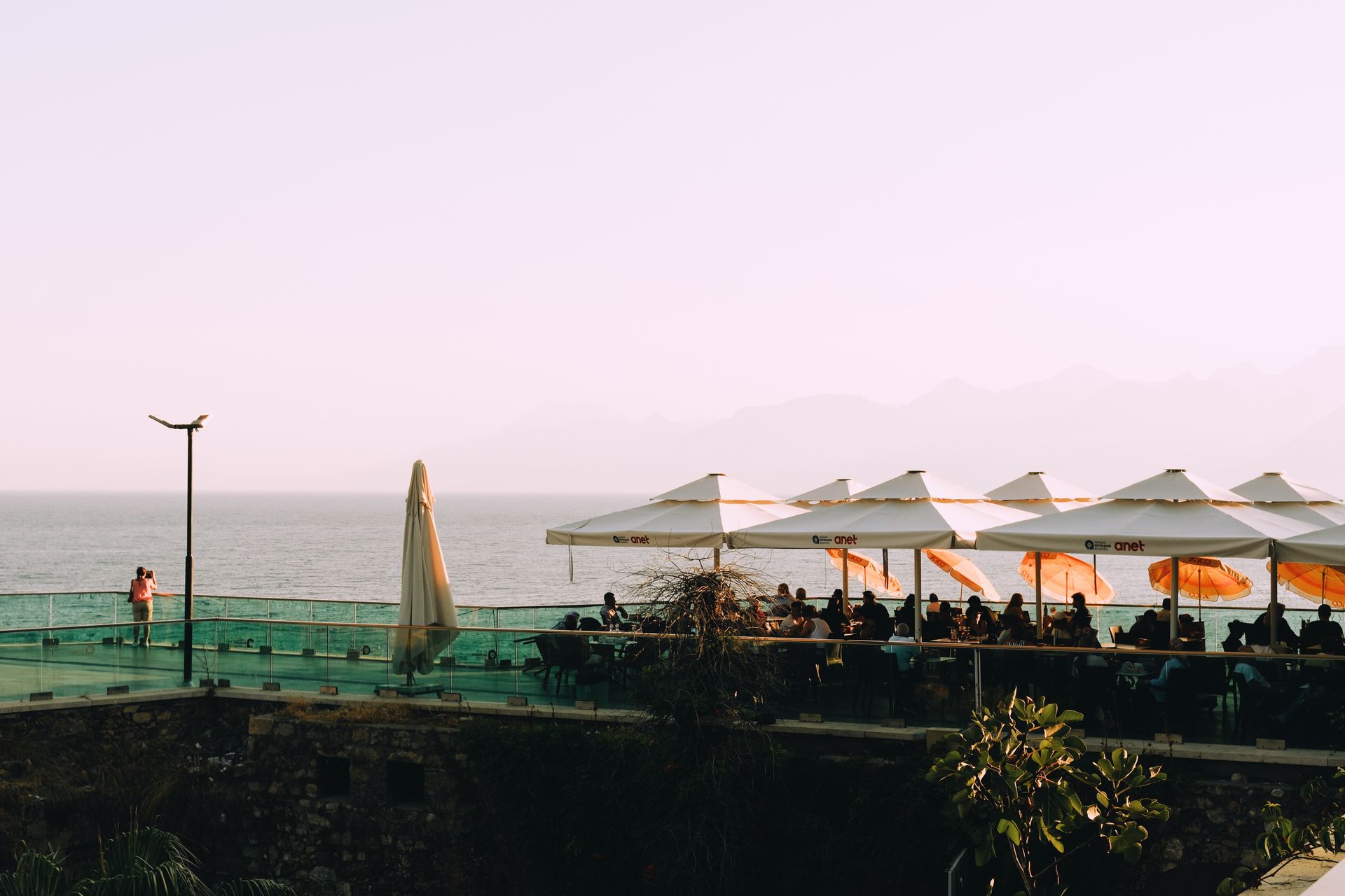 Terrasse d’un restaurant en bord de mer au coucher du soleil
