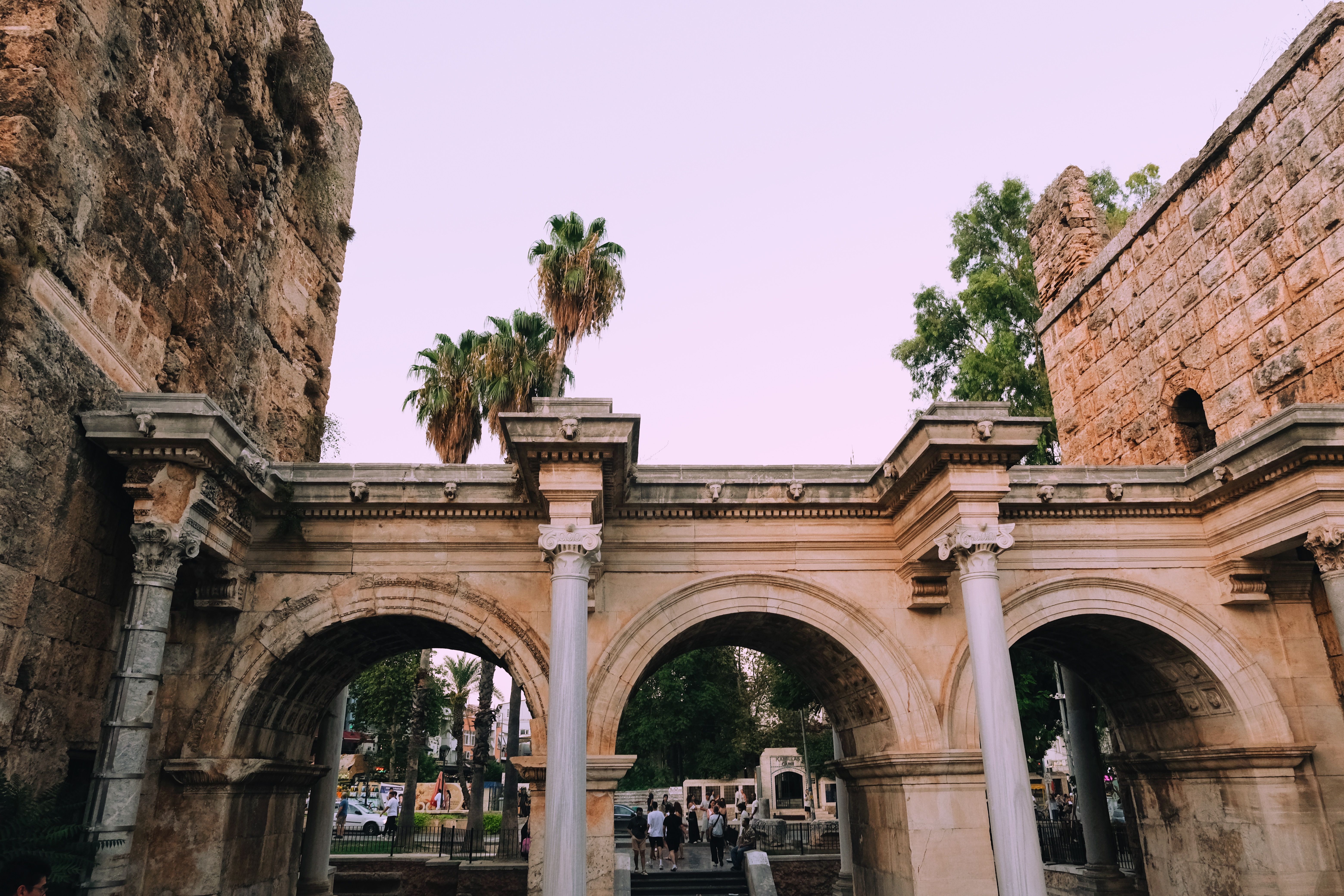 Kaleiçi'nin dar sokakları, antik kalıntılar