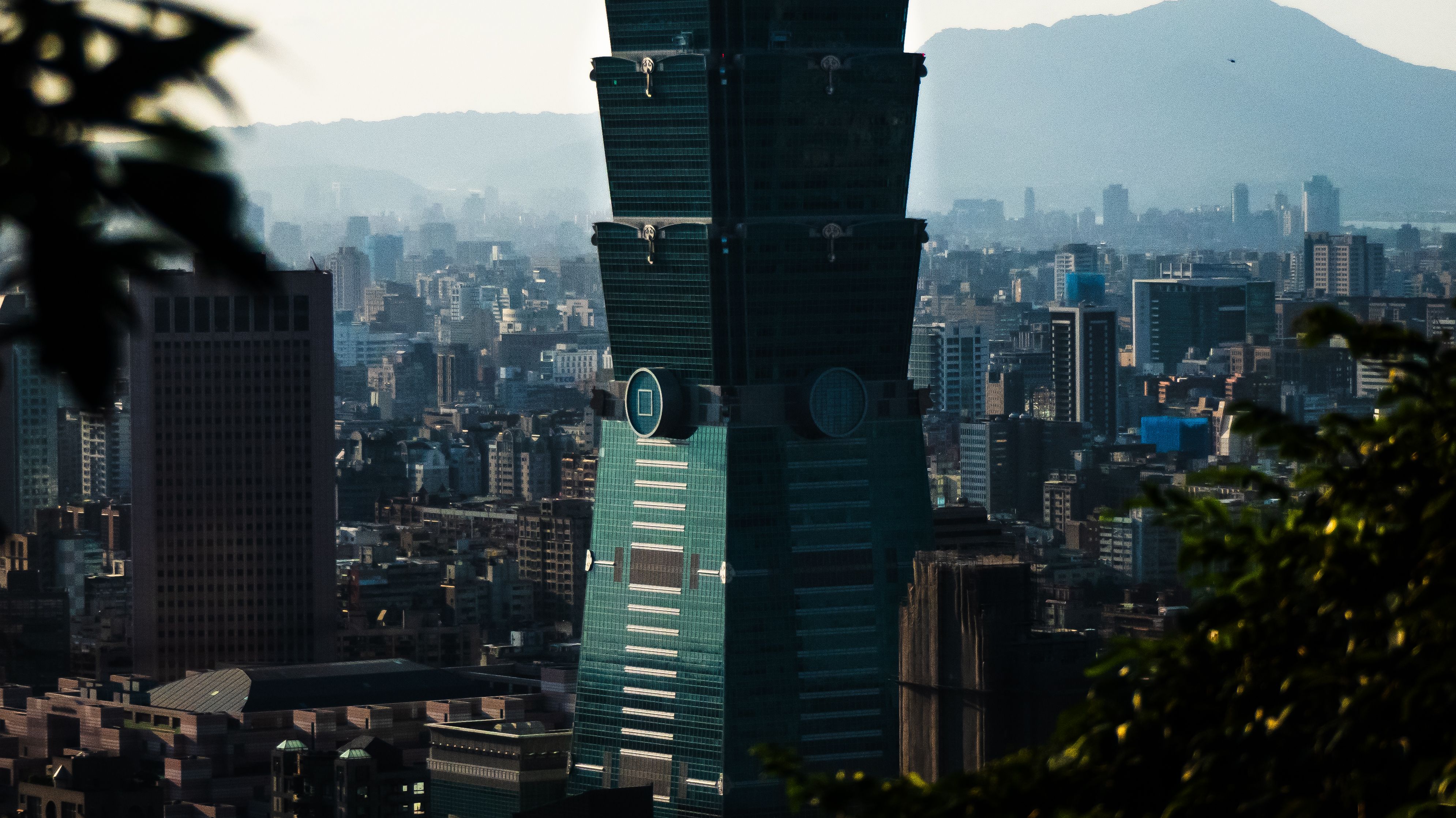Taipei Solo Nomad Hub-and-Spoke: Cafes, Coworking & Walkable Evenings