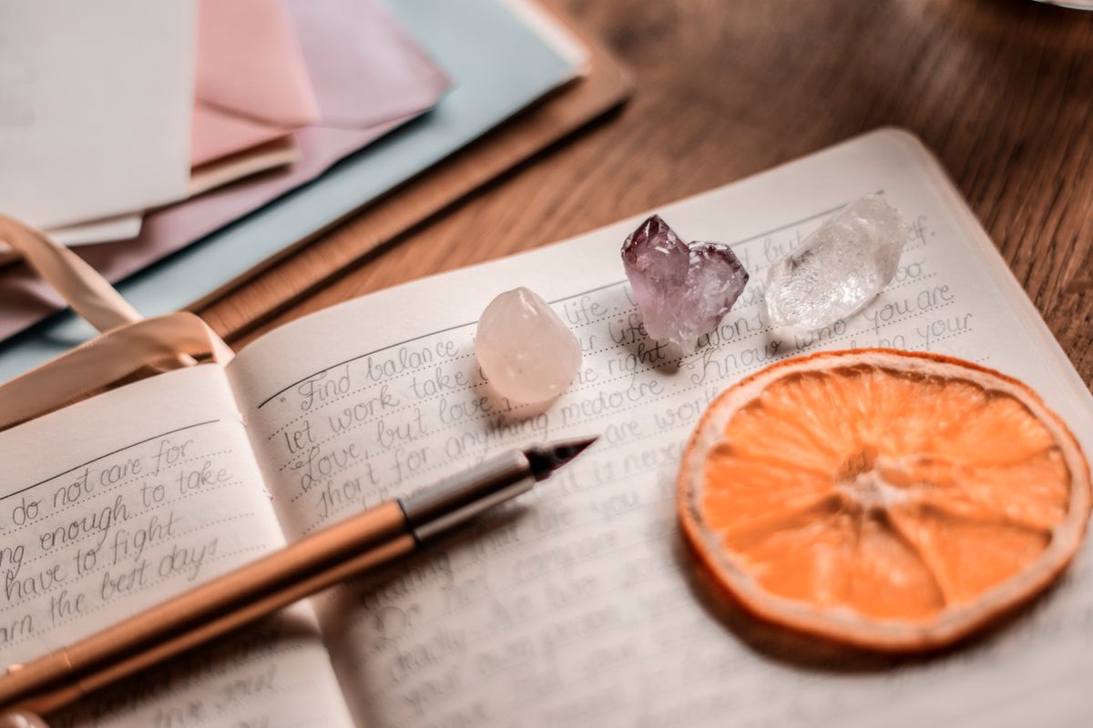 Caderno com cristais em composição espiritual e contemplativa