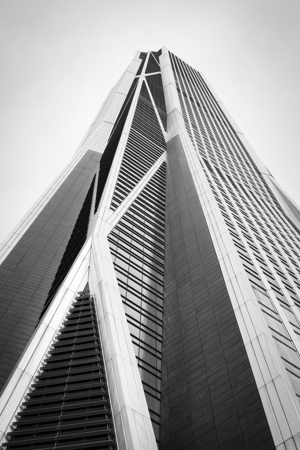 Dramatic Black and White Skyscraper Architecture · Free Stock Photo