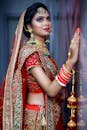 一位身着鲜艳红色和金色服装的印度新娘的惊人肖像