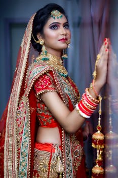 印度新娘身着鲜艳的红金服装，肖像令人惊叹