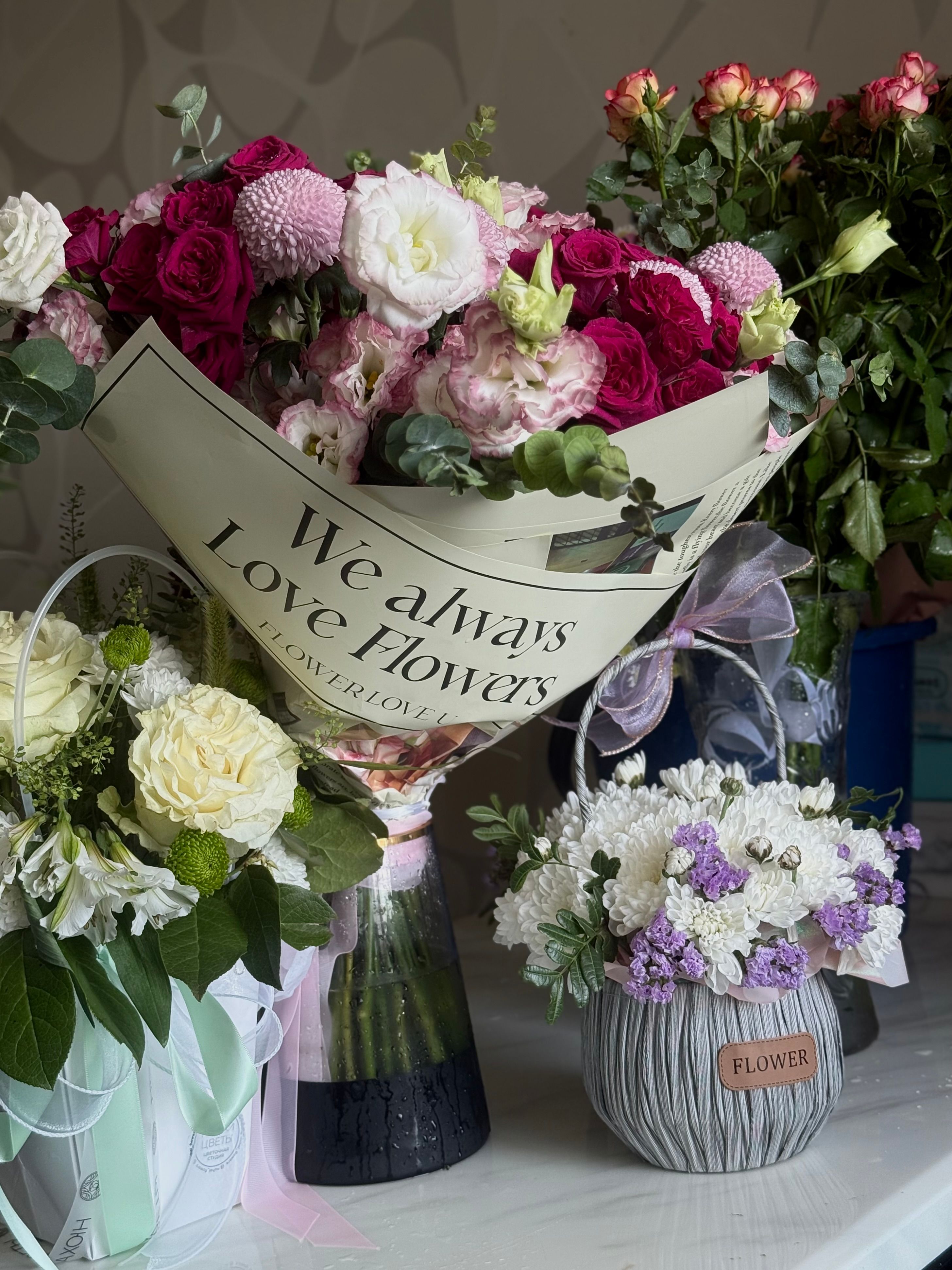 [ColoSach]-vibrant-floral-bouquets-in-a-stylish-indoor-setting,-showcasing-roses-and-seasonal-blooms.