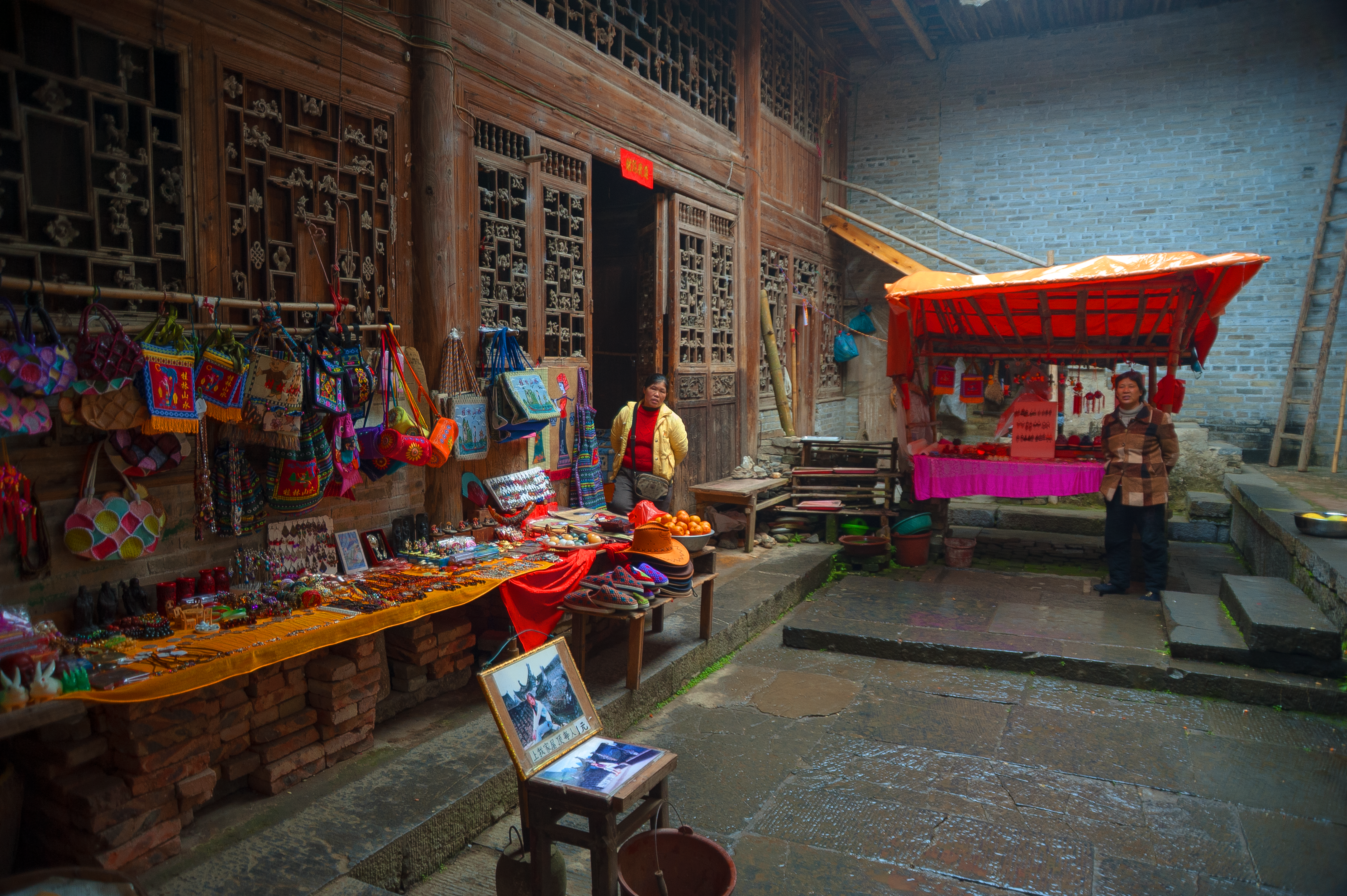 旅行者在景区特产店前驻足挑选商品