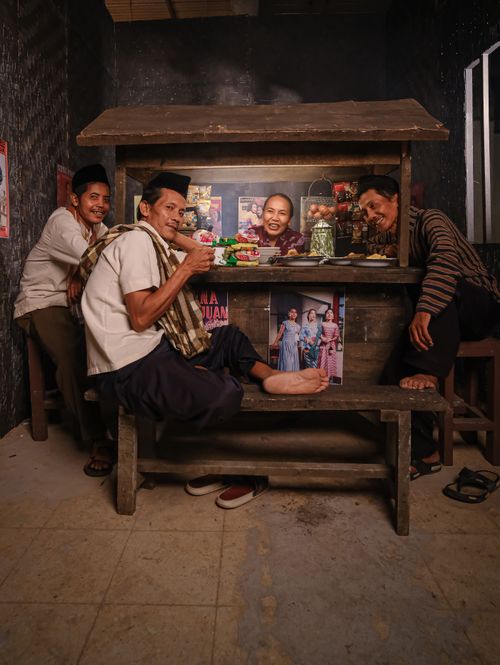 Free A nostalgic moment at an Indonesian warung showcasing cultural togetherness and authentic local lifestyle. Stock Photo