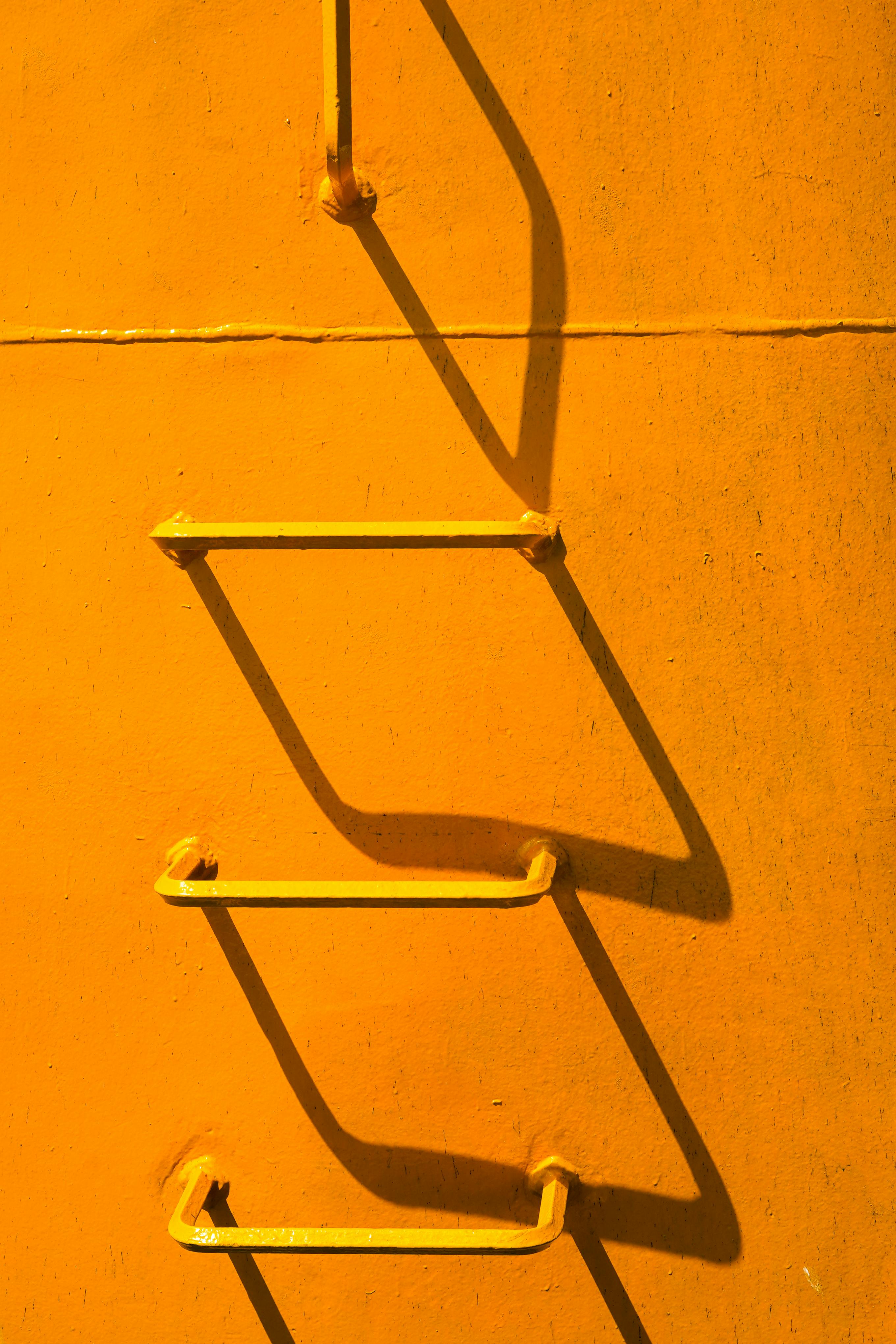 De franc Una escala metàl·lica groga vibrant projectant ombres sobre una paret exterior a Istanbul, Turquia. Foto d'estoc