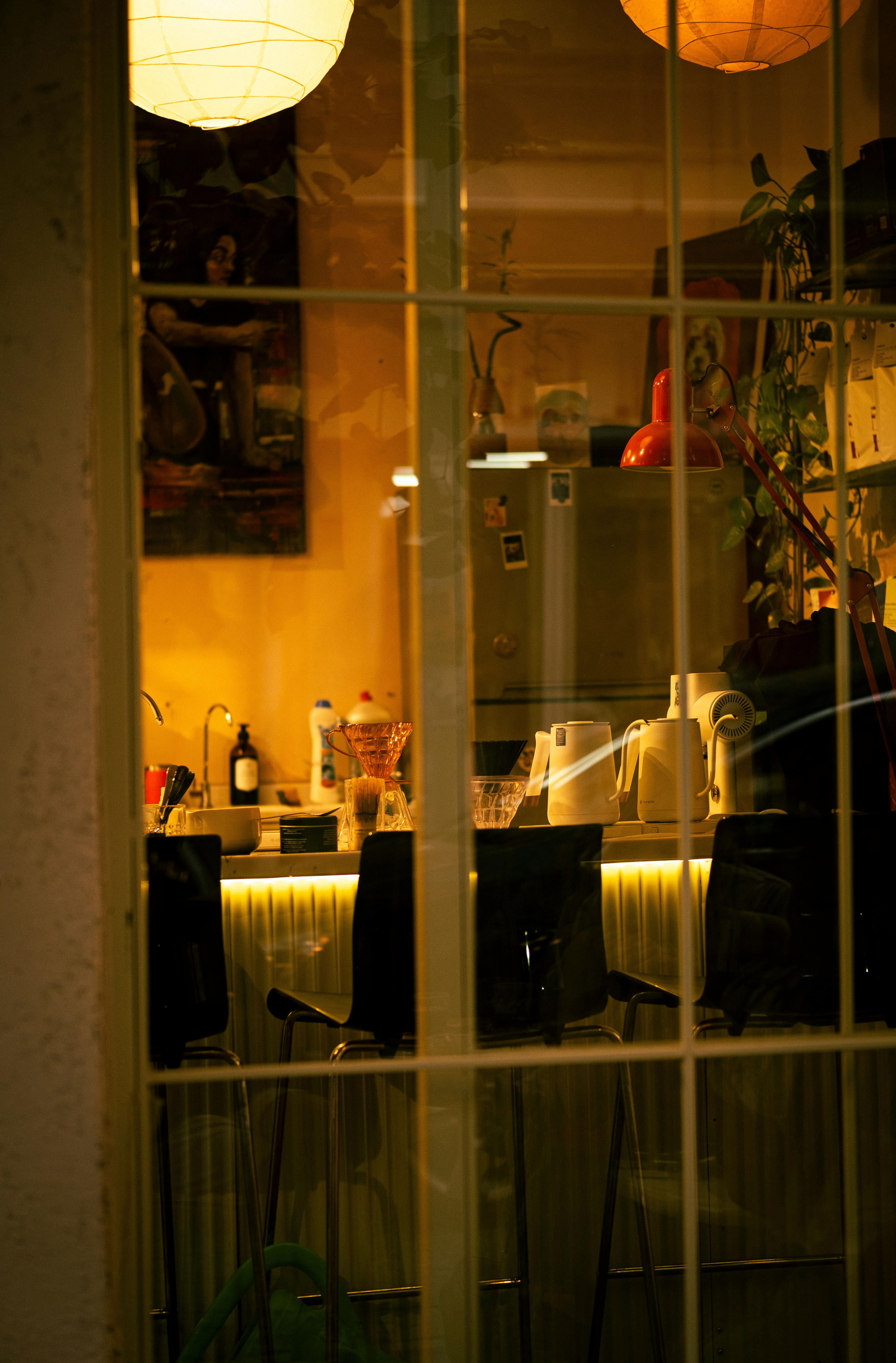 Gratis Varmt interiørbillede af en boutiquecafé gennem et vindue i Eskişehir, Tyrkiet. Lagerfoto