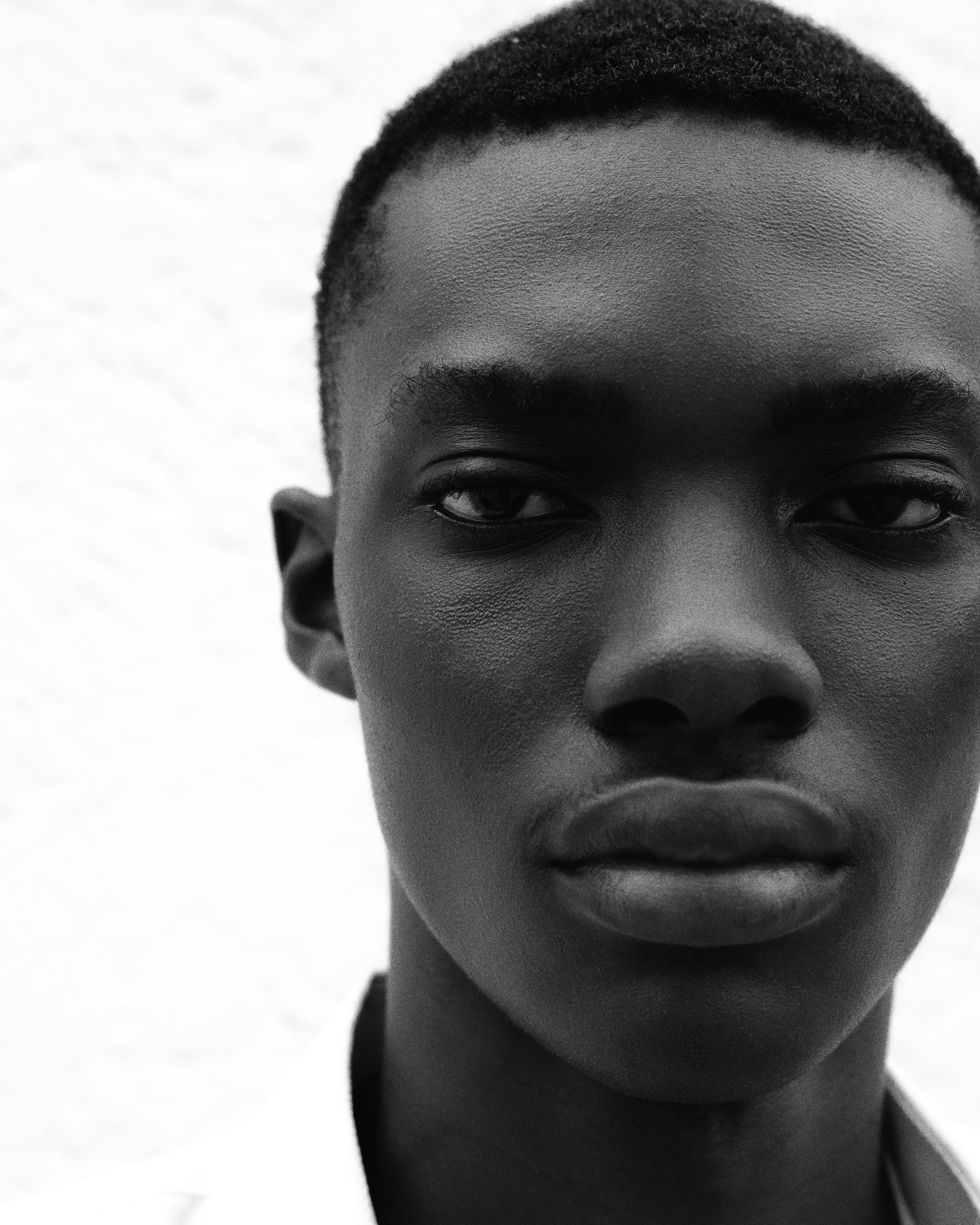 bezplatná Působivý portrét černošské modelky v Lagosu, předvádějící intenzivní výraz. Základová fotografie