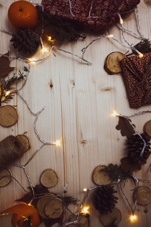 가을 장식, 불빛, 솔방울의 무료 스톡 사진