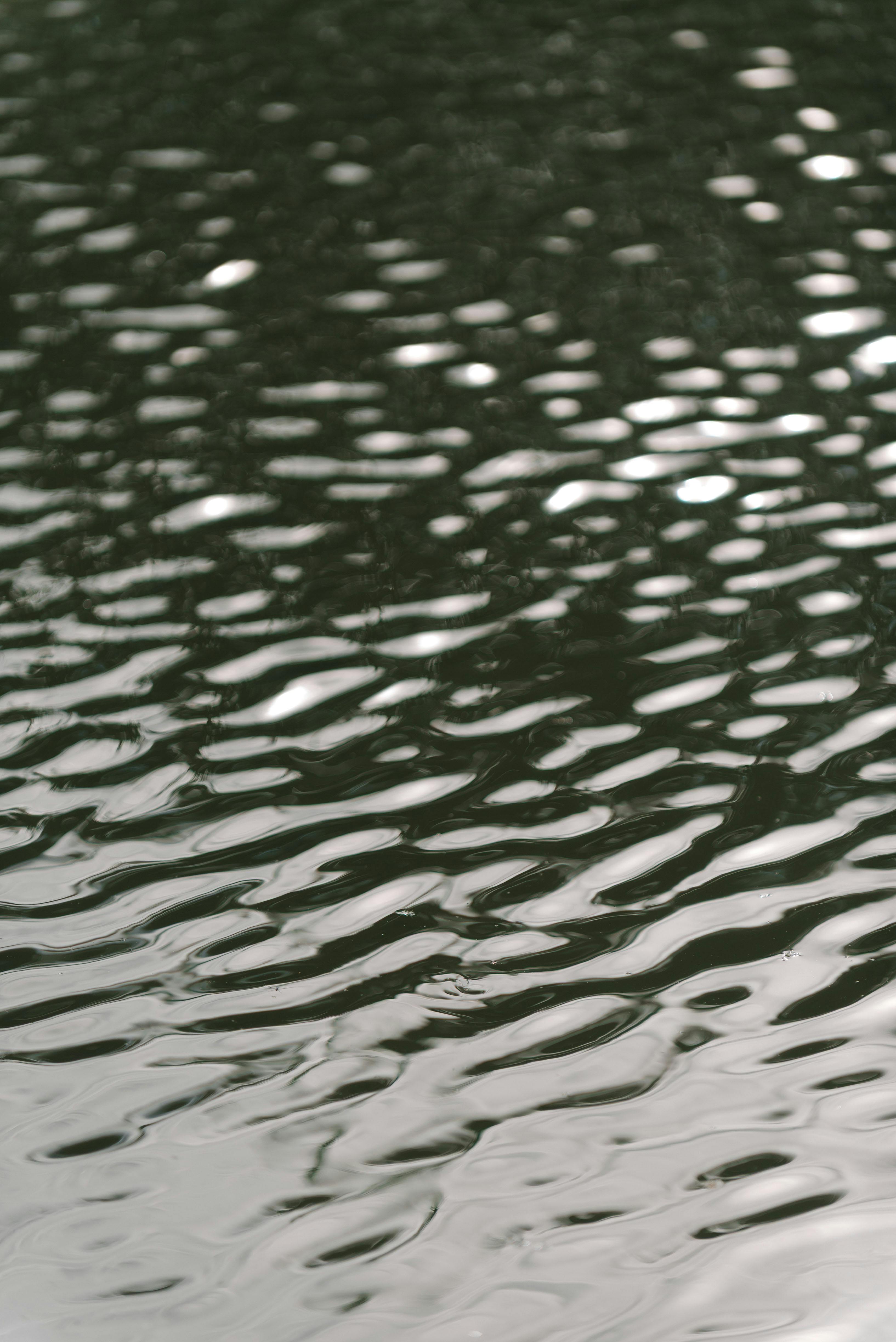 Δωρεάν Ηρεμιστικοί κυματισμοί στην επιφάνεια του νερού δημιουργούν ένα γαλήνιο και καταπραϋντικό οπτικό αποτέλεσμα. Φωτογραφία από στοκ φωτογραφιών