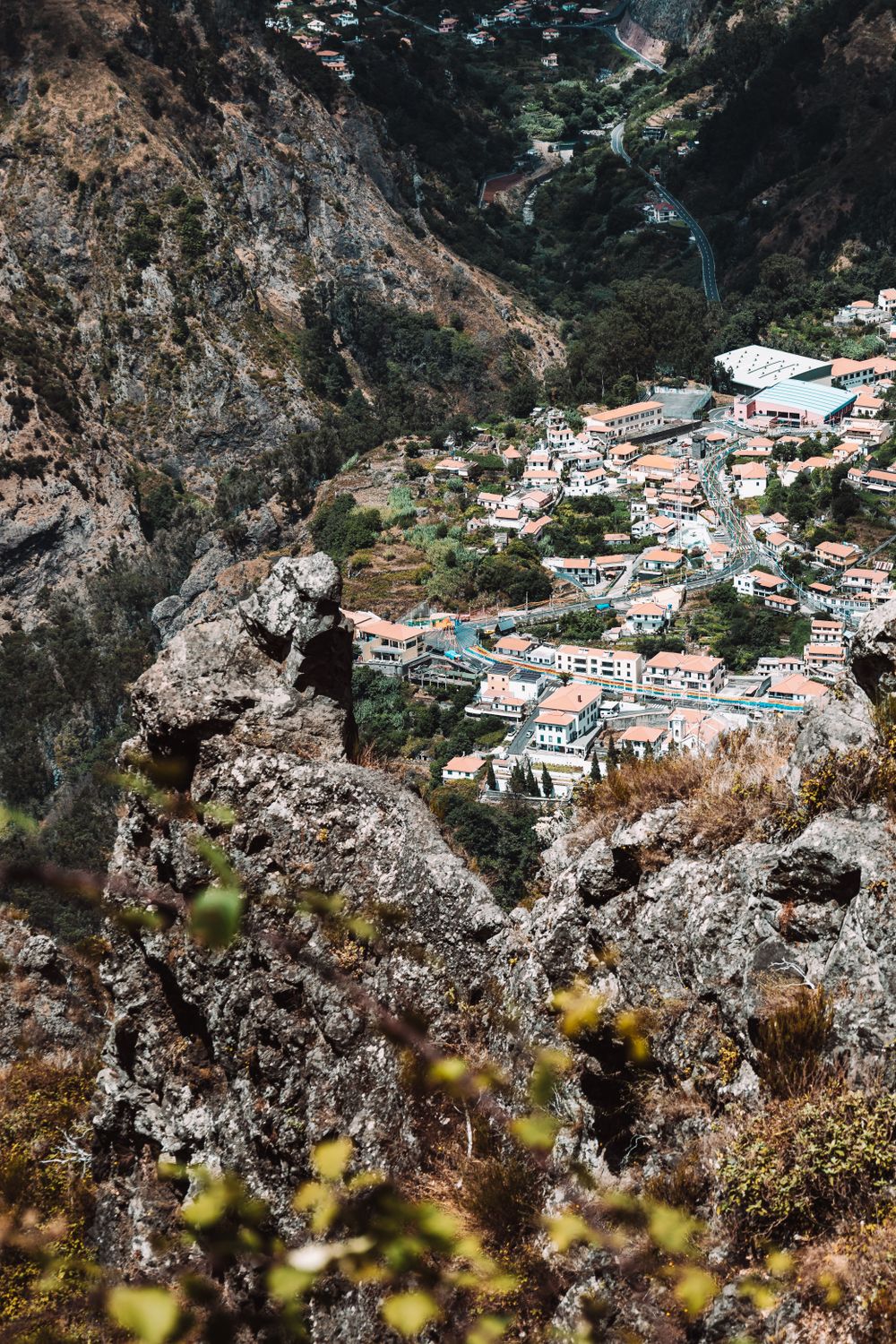 Sat din Madeira așezat între munți abrupți, vedere aeriană