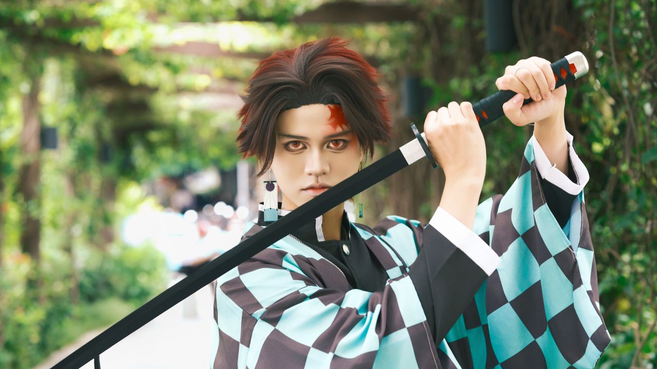 striking cosplay featuring a character with a katana in a lush outdoor