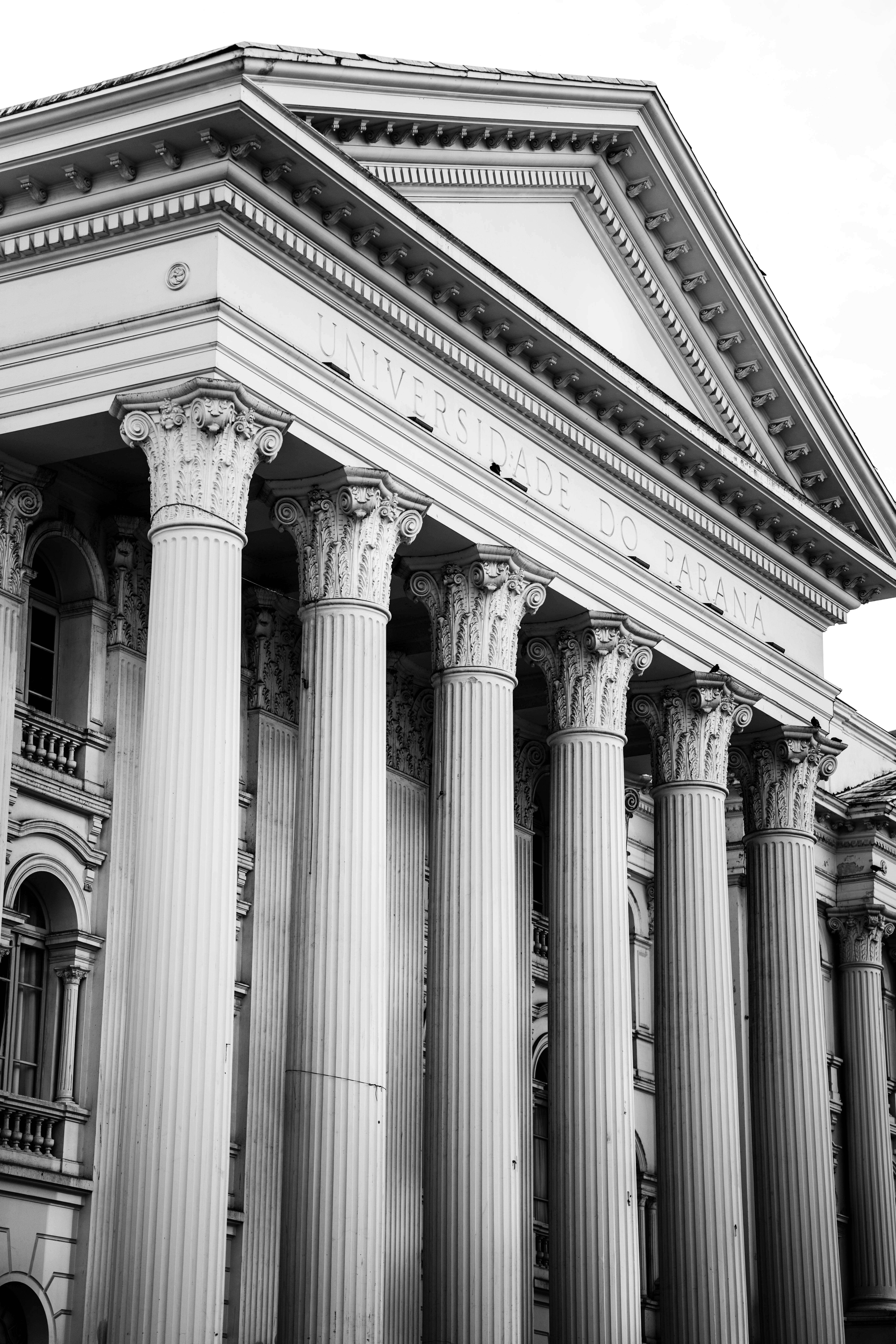 Fachada neoclássica de universidade federal simbolizando oportunidades em EAD
