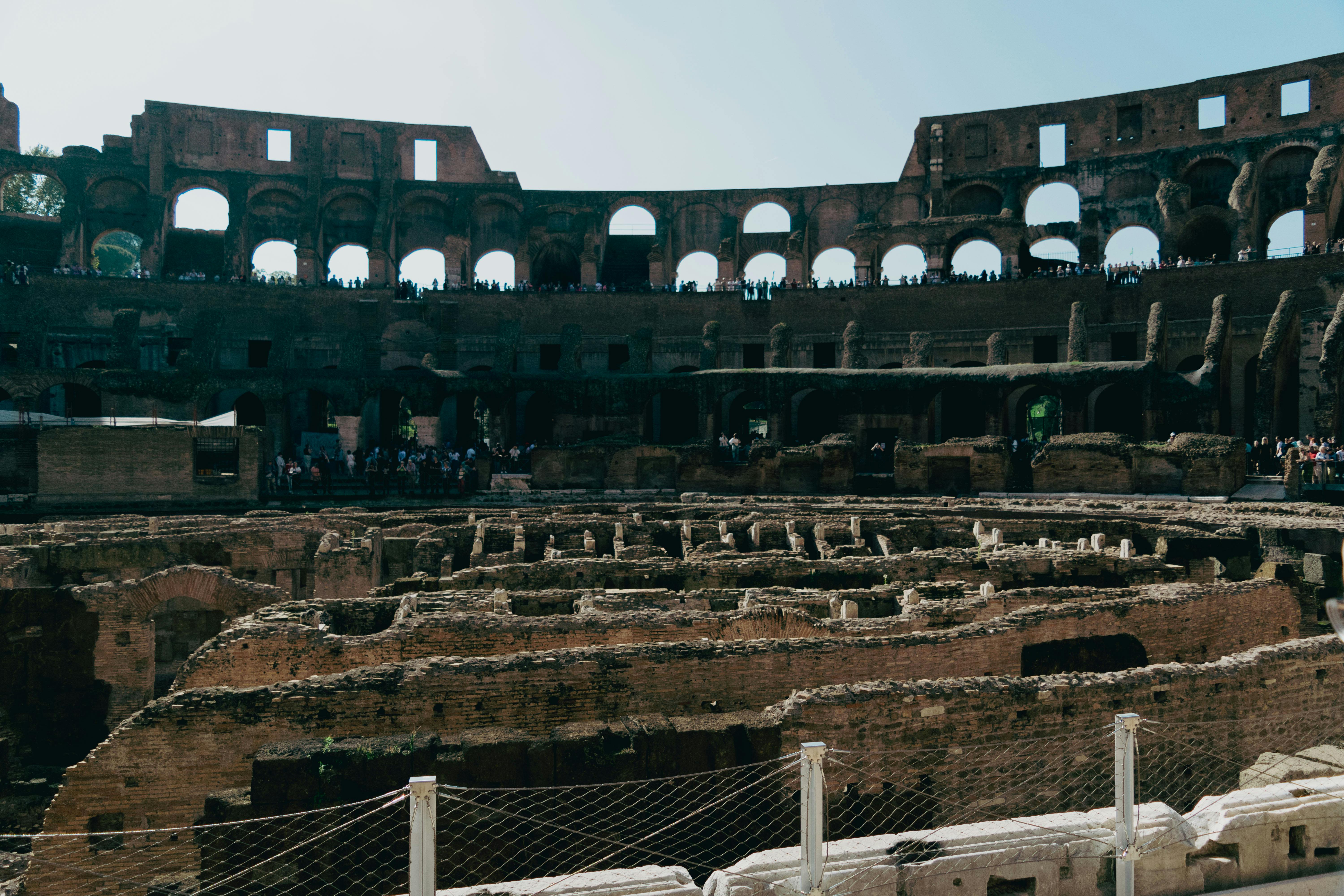 Görkemli antik Roma kenti kalıntıları, tarihi taş sütunlar ve gün batımında arkeolojik alan manzarası.