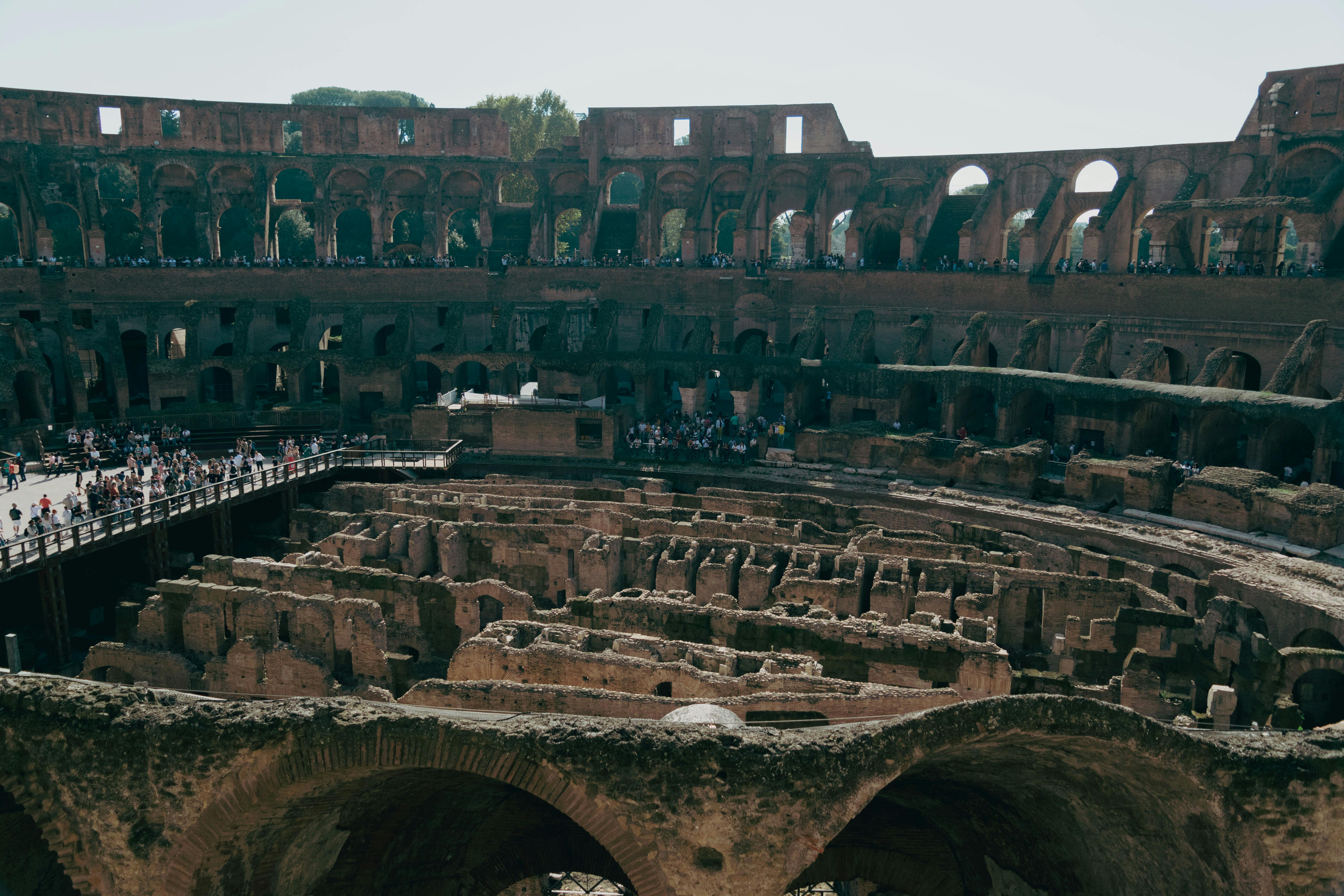 Ücretsiz İtalya'nın Roma kentinde parlak gün ışığı altında Roma Kolezyumu'nun antik mimarisini keşfedin. Stok Fotoğraflar