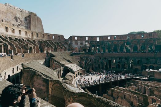 Esplora la grandiosità dell'iconico Colosseo di Roma, immortalato dall'alto, che mette in mostra l'architettura e la storia antiche.
