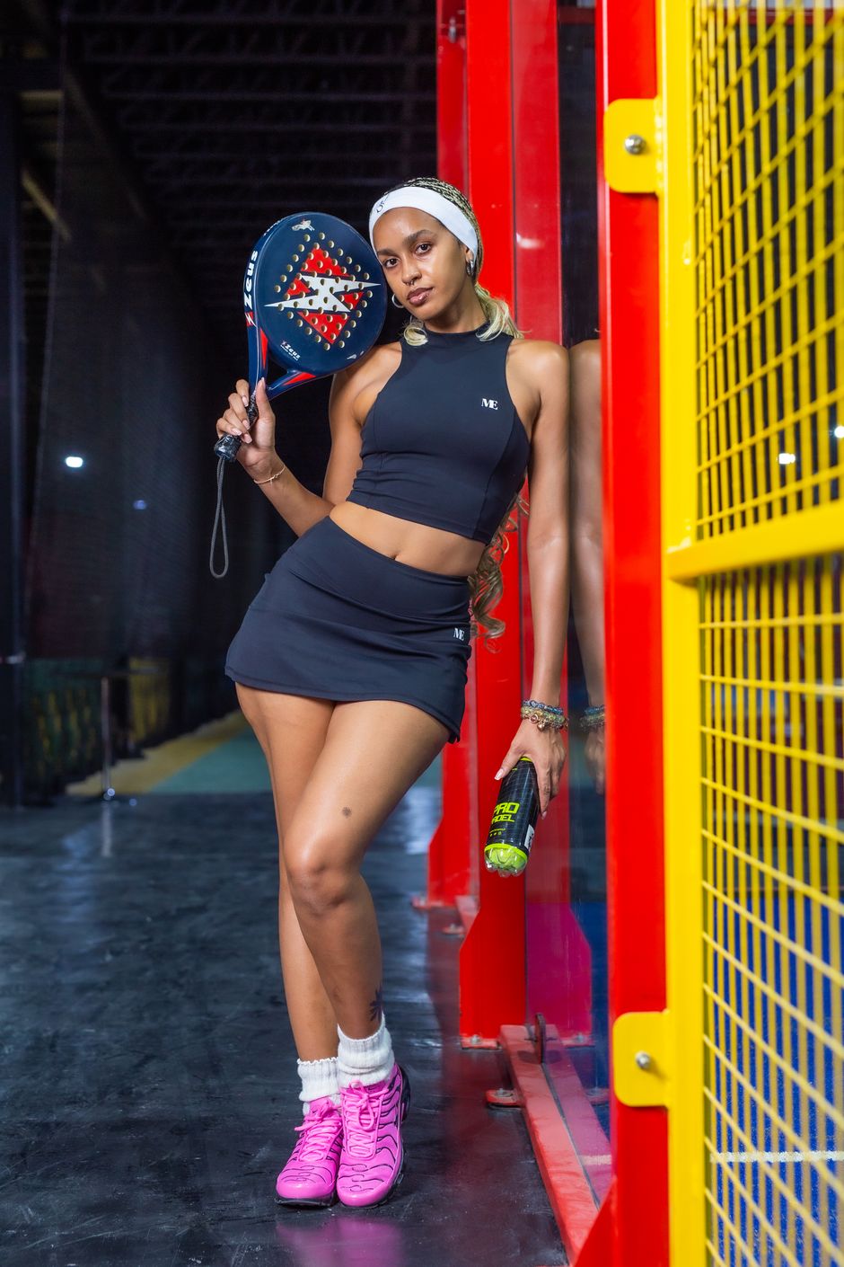 Court King Elite racket held by a player on an indoor padel court