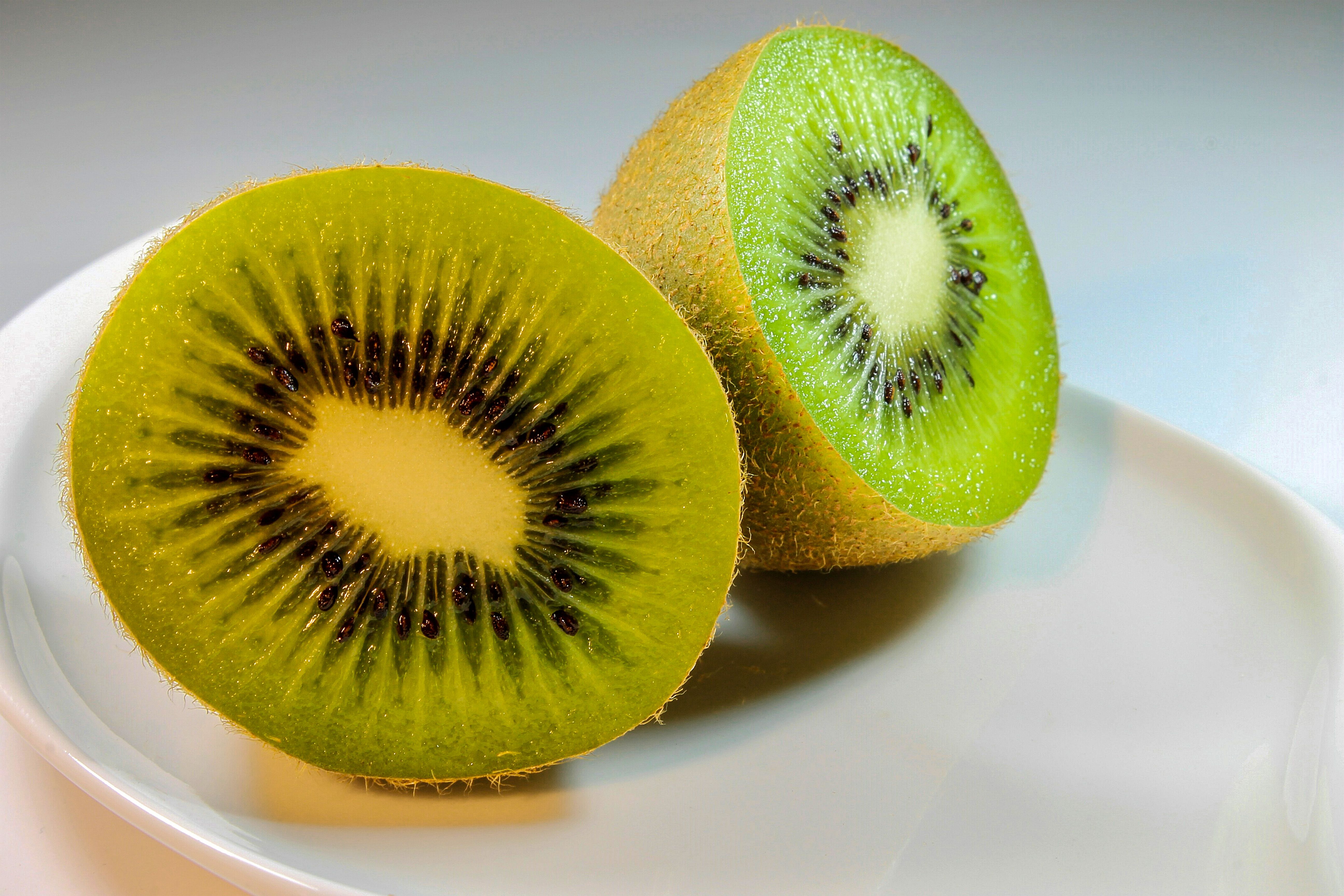 kiwifruit sliced on plate