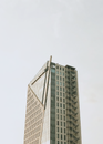 雅加达一座高层建筑的立面在晴朗的天空下格外醒目