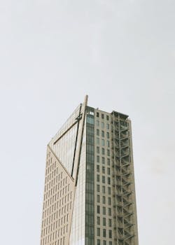 雅加达一座高层建筑的立面在晴朗的天空下格外醒目