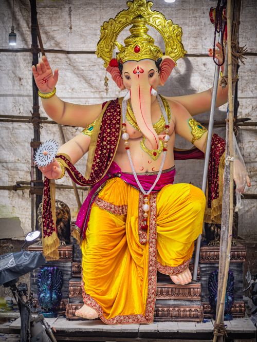 Free Beautifully crafted Ganesha idol adorned with vibrant clothes, perfect for celebrating Ganesh Chaturthi. Stock Photo