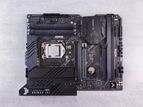 Ilustrasi Perbandingan VRM Motherboard Murah vs Mahal di CPU High Load dalam artikel teknologi