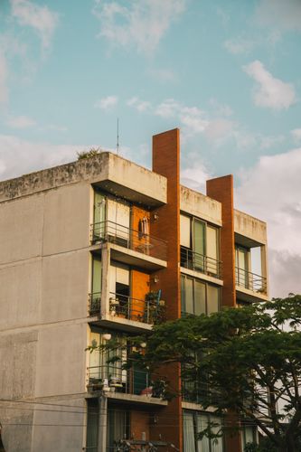 exterior de apartamentos al atardecer