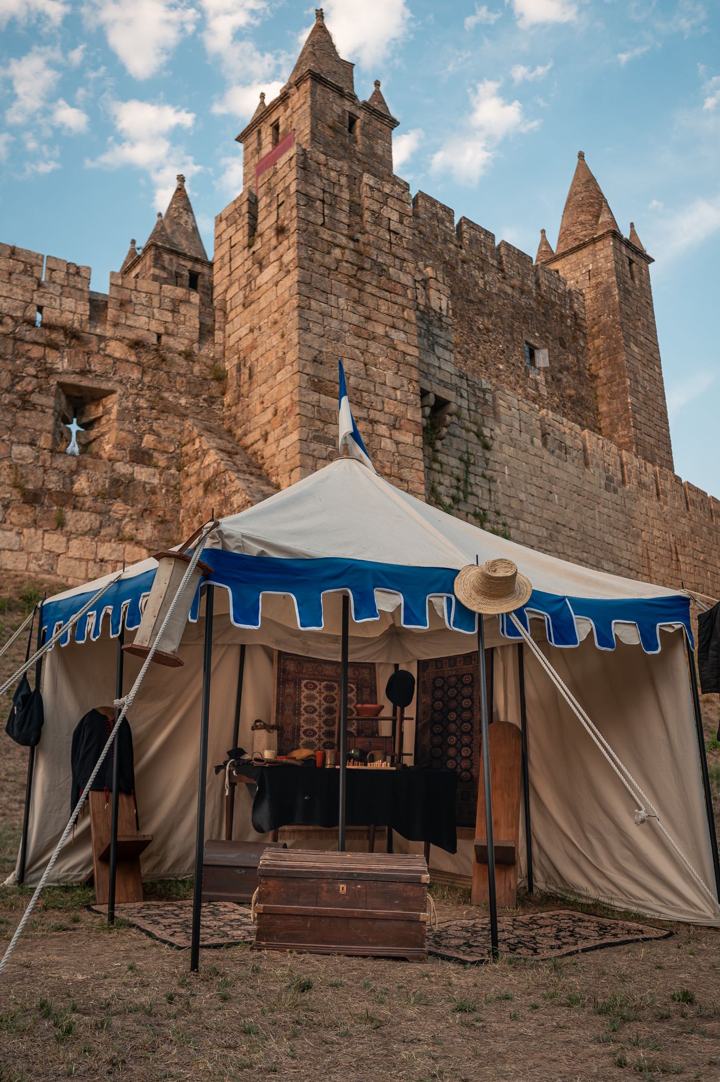 Mittelalterlicher Marktstand vor einer historischen Burg