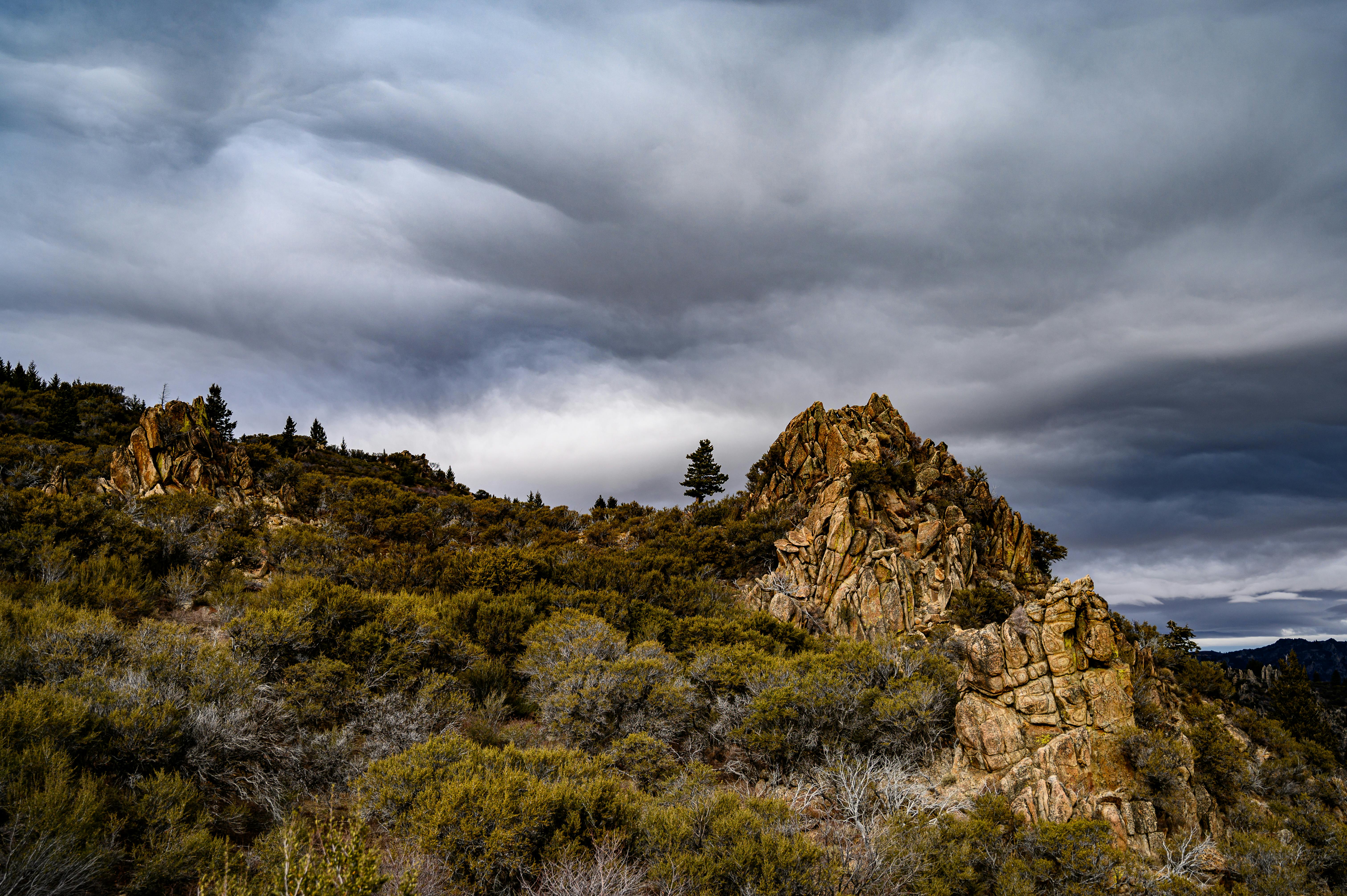 在阴沉的天空下，崎岖的山地景观展现了大自然的原始之美