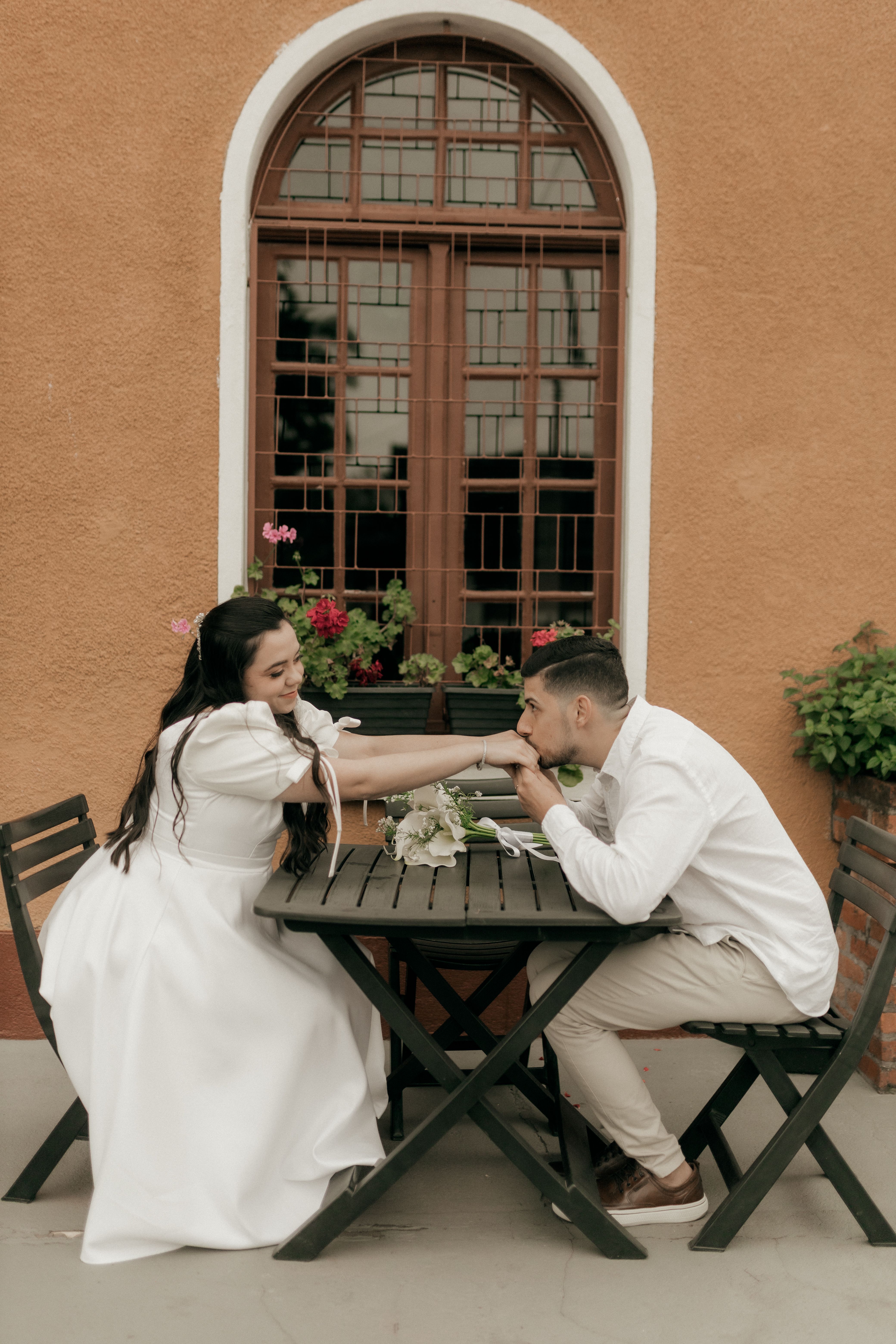 Online dating: starting a conversation on a niche platform