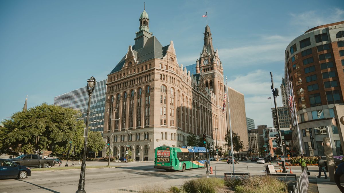 Top Milwaukee, WI Holiday Giveaways With No Purchase Necessary: Safe Entry Guide