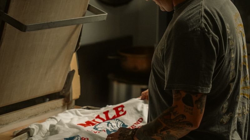 Serigrafi baskı makinesiyle tişört baskı işlemi