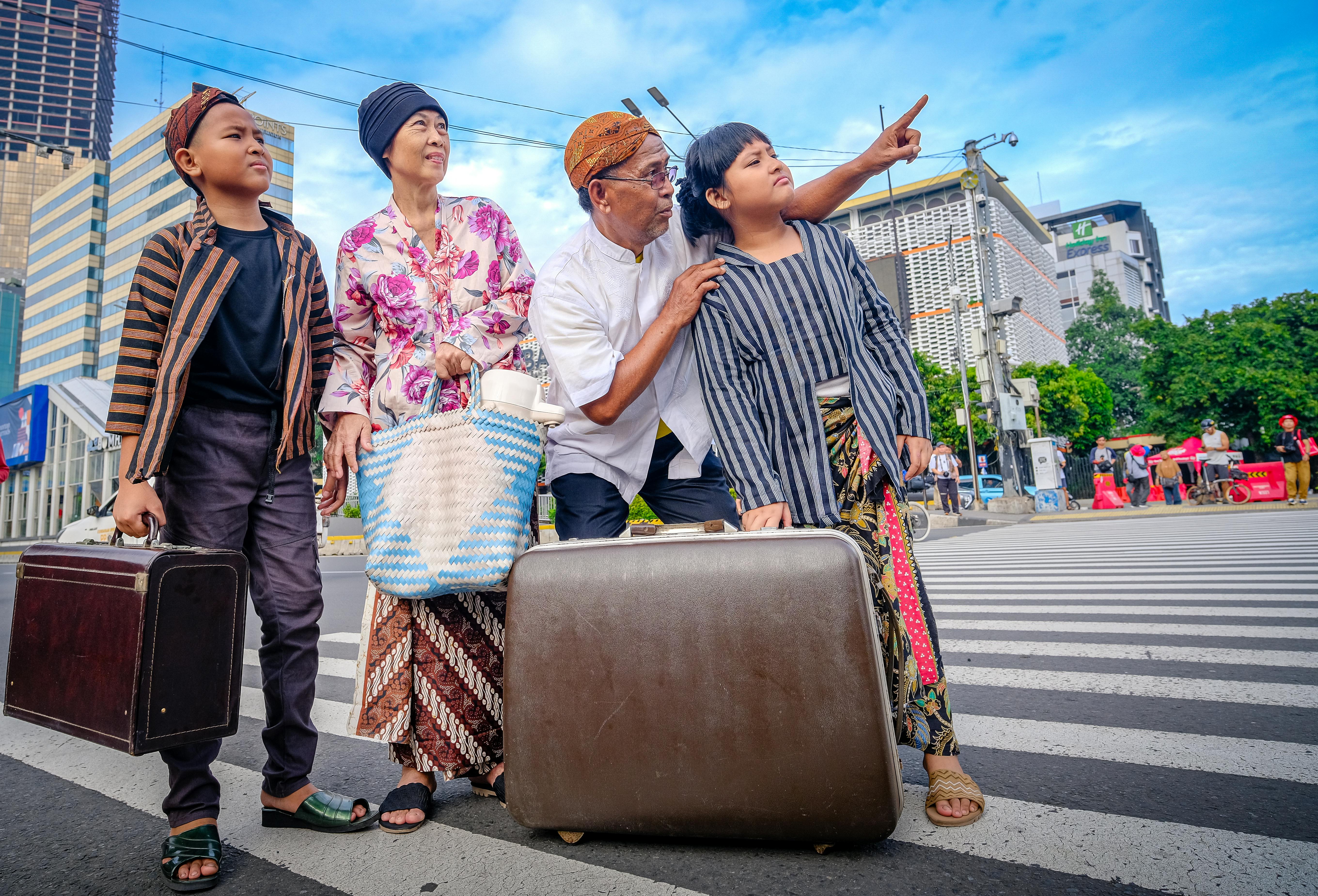 family traveller live — Photo by Noval Gani on Pexels