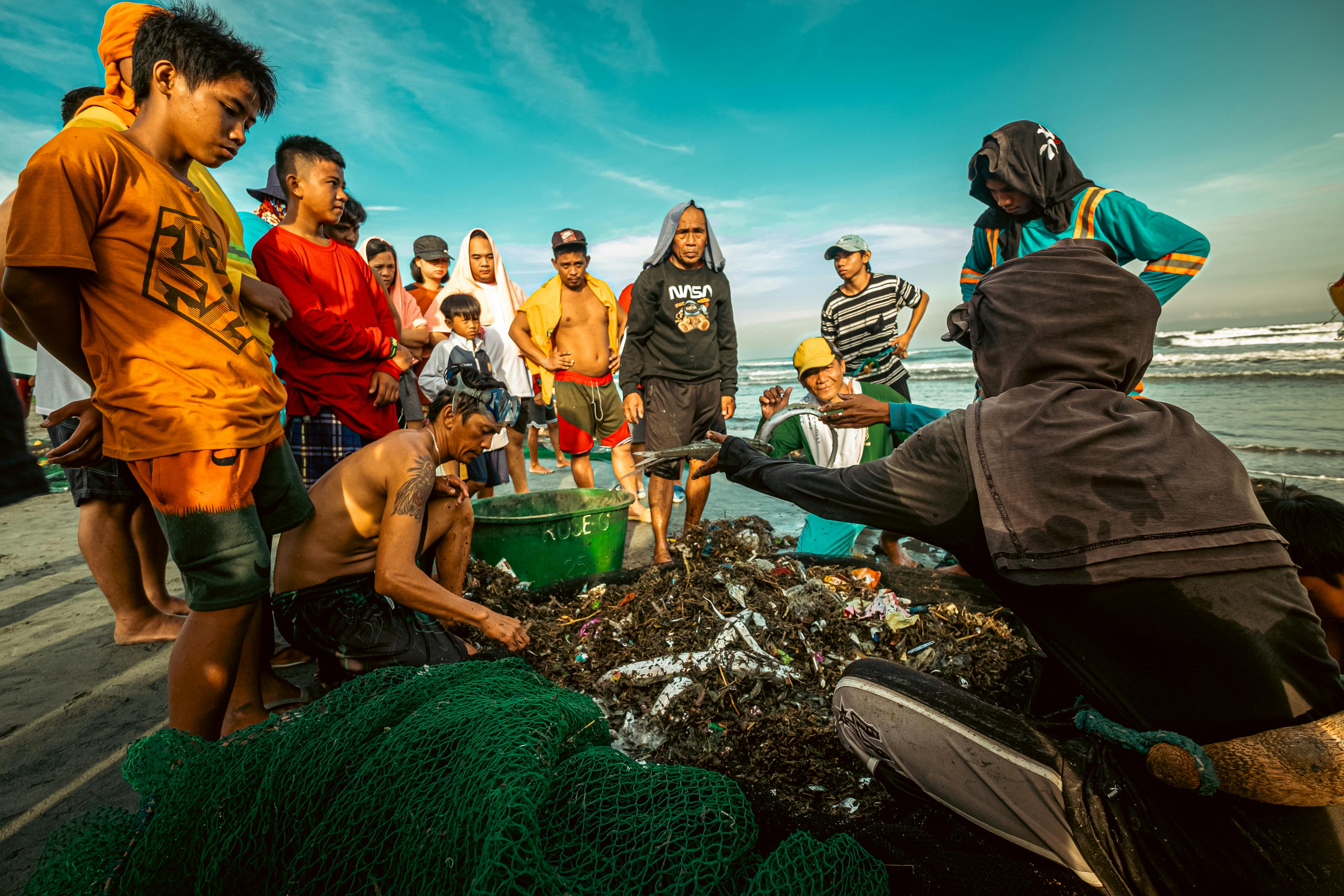 免費 一群人參加菲律賓伊羅戈斯地區的海灘清潔活動。 圖庫相片