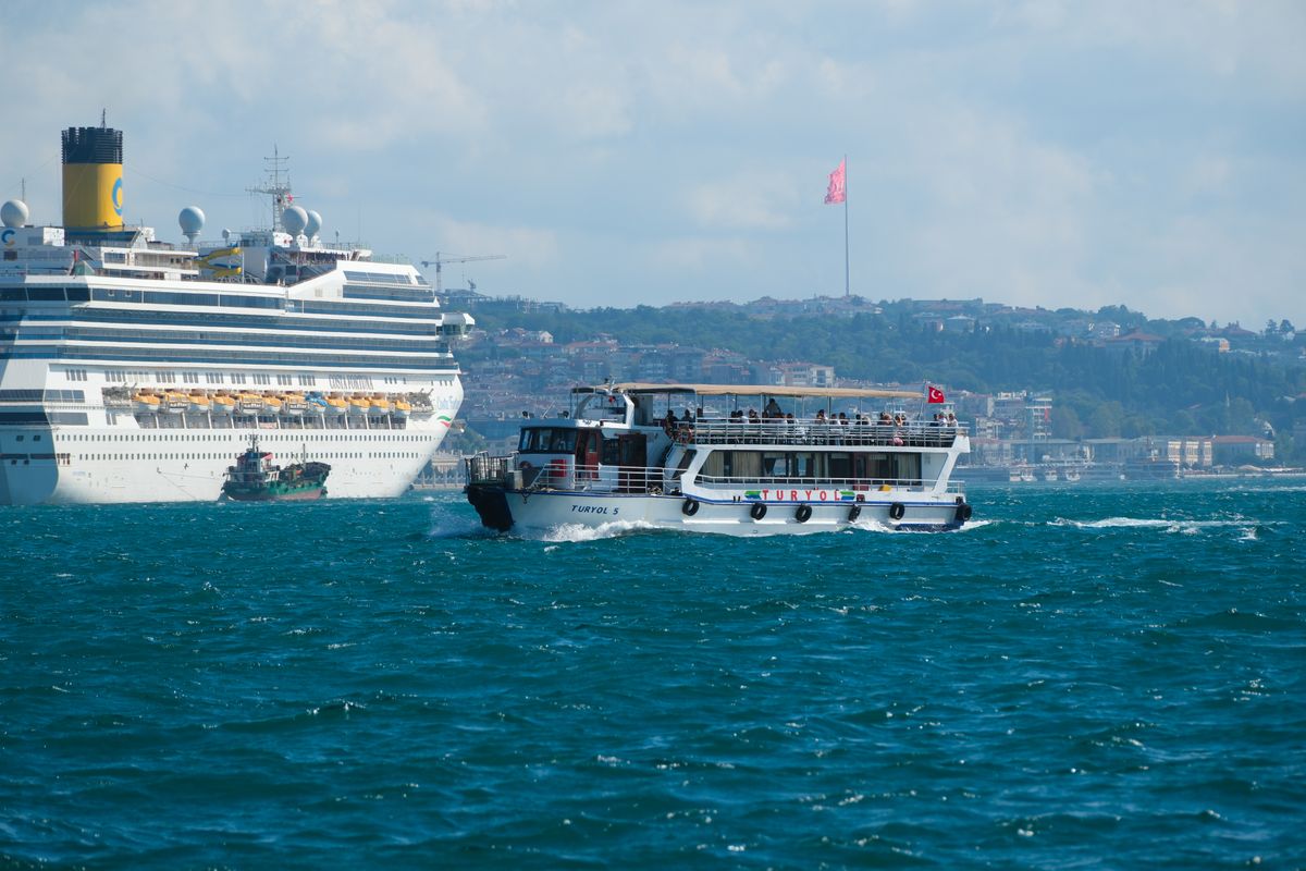 Cubierta de un crucero de lujo bajo el sol