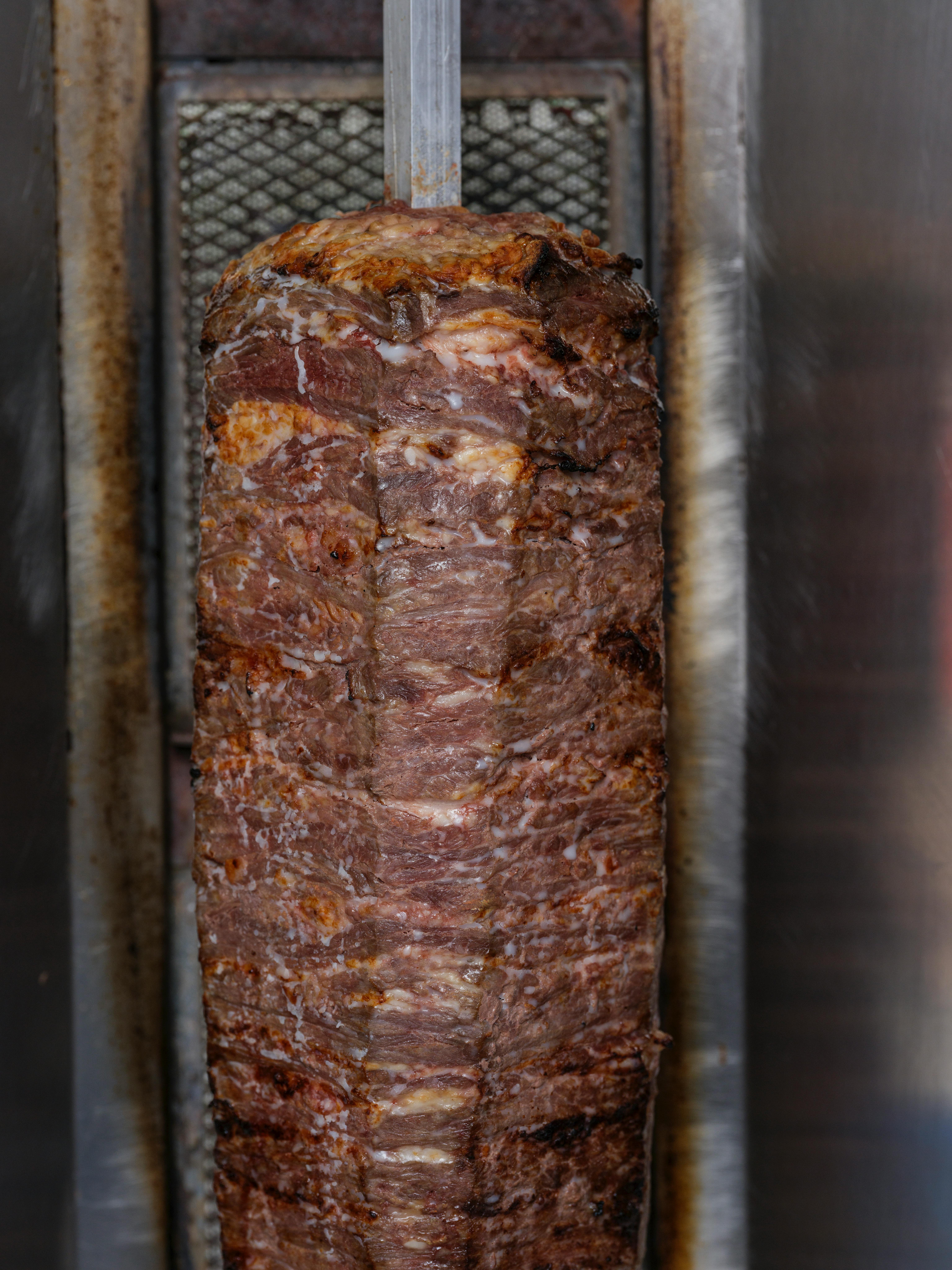 Döner-Spieß am Drehgrill, Nahaufnahme