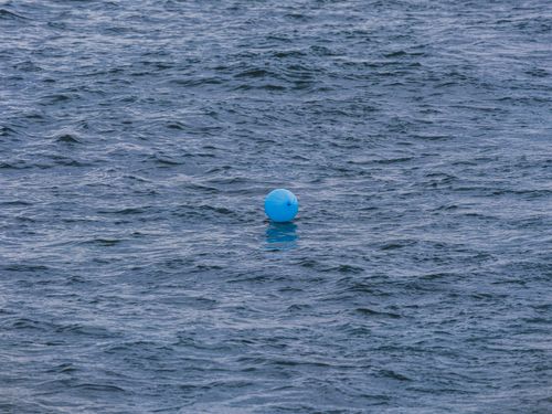 Free A lone blue balloon drifting on the ocean surface in Antalya, Türkiye. Stock Photo