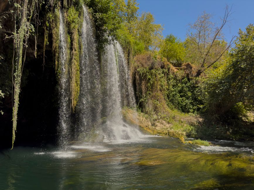 antalya, sadece doğal güzellikleriyle değil, aynı zamanda zengin tarihî geçmişiyle de dikkat çekmektedir. antik kalıntılar, müzeler ve tarihi yapılar, bu bölgenin kültürel mirasını gözler önüne seriyor. konusunu açıklayan görsel