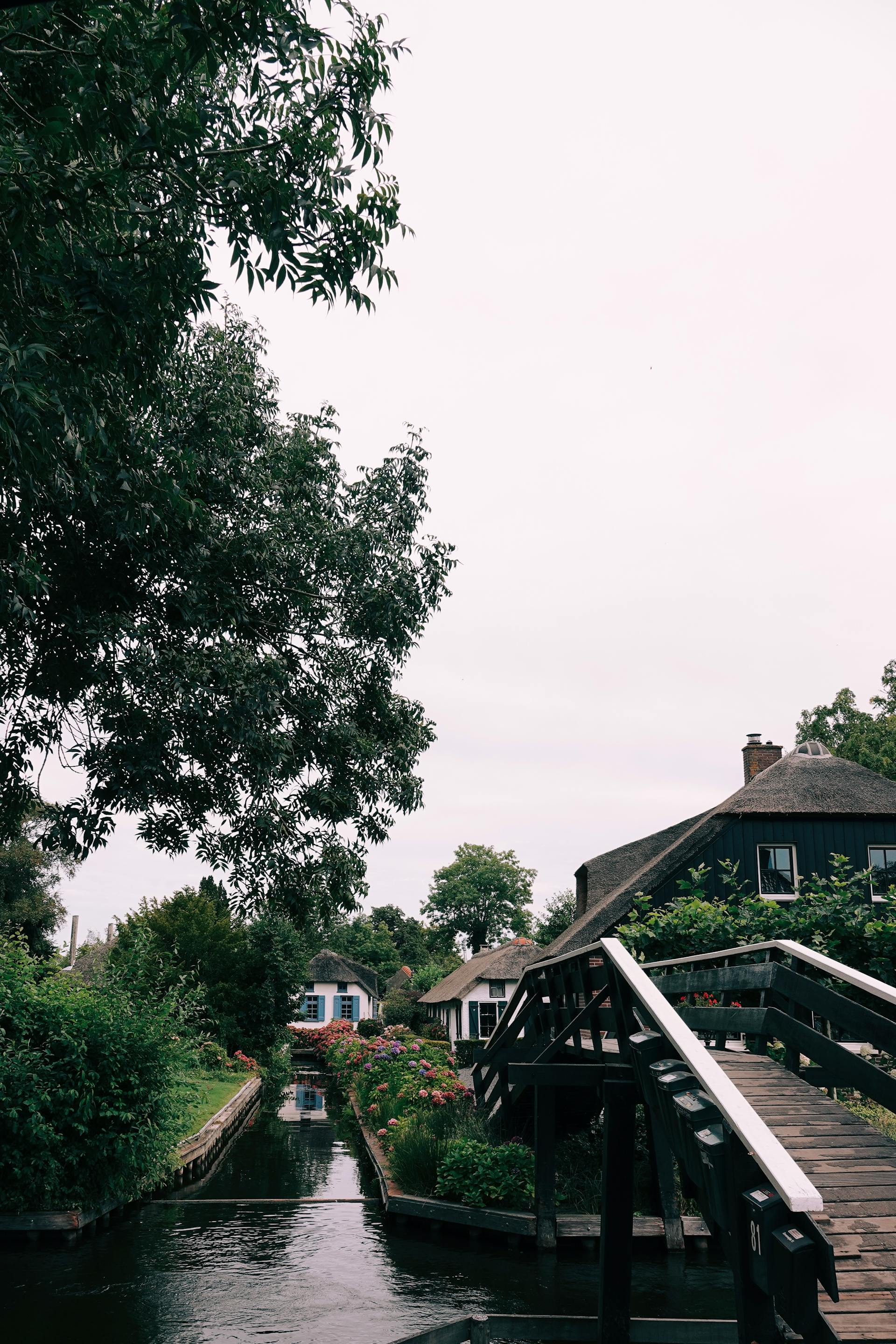 Grachten en bruggetjes in Giethoorn met rietgedekte huizen