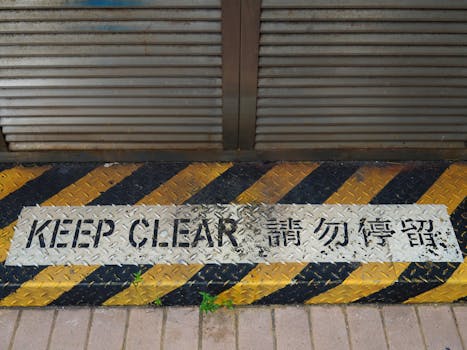 一个被拉直的金属衣架