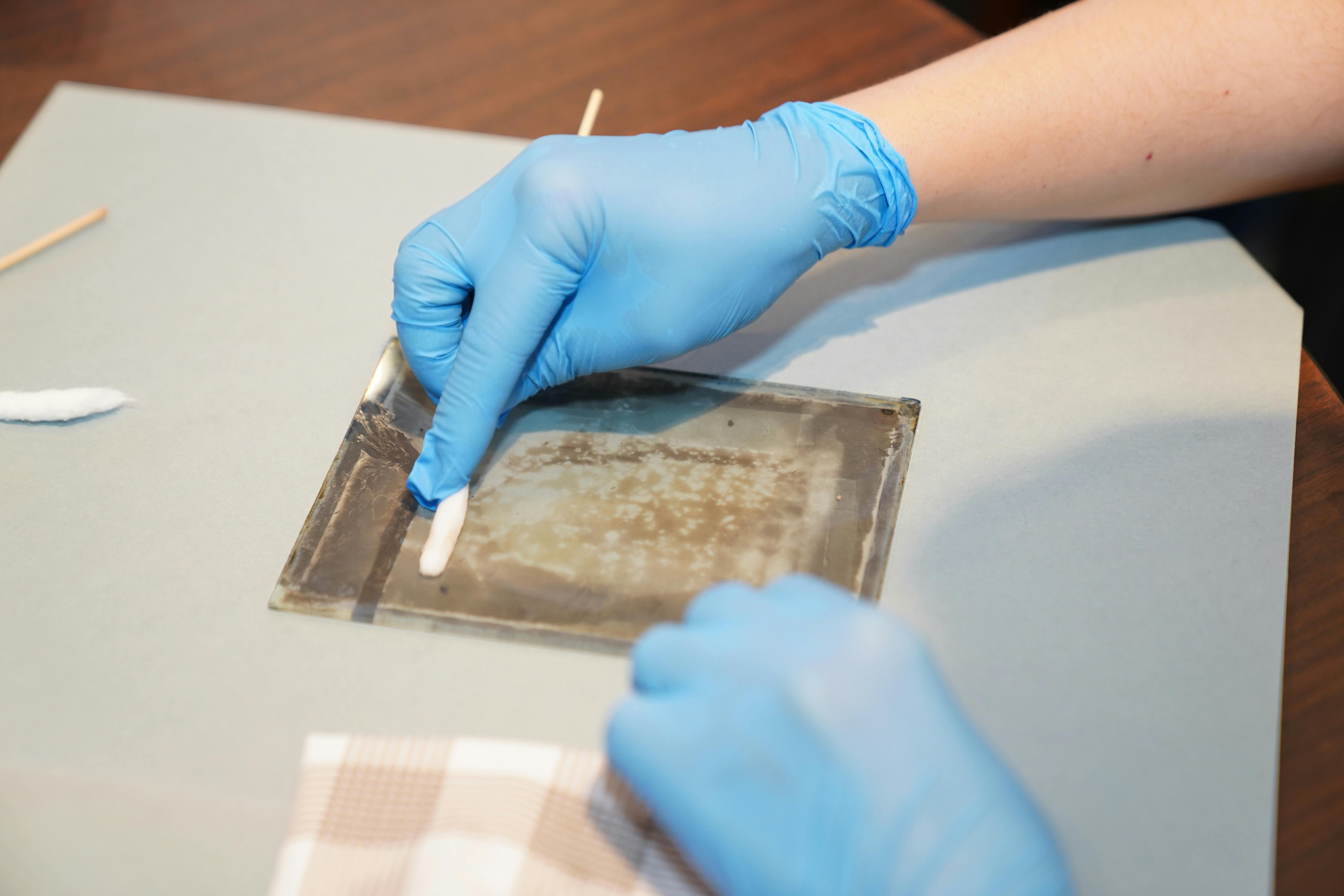 Gratuit Mâini în mănuși restaurează cu atenție opere de artă vintage pe sticlă folosind instrumente de curățare. Fotografie de stoc