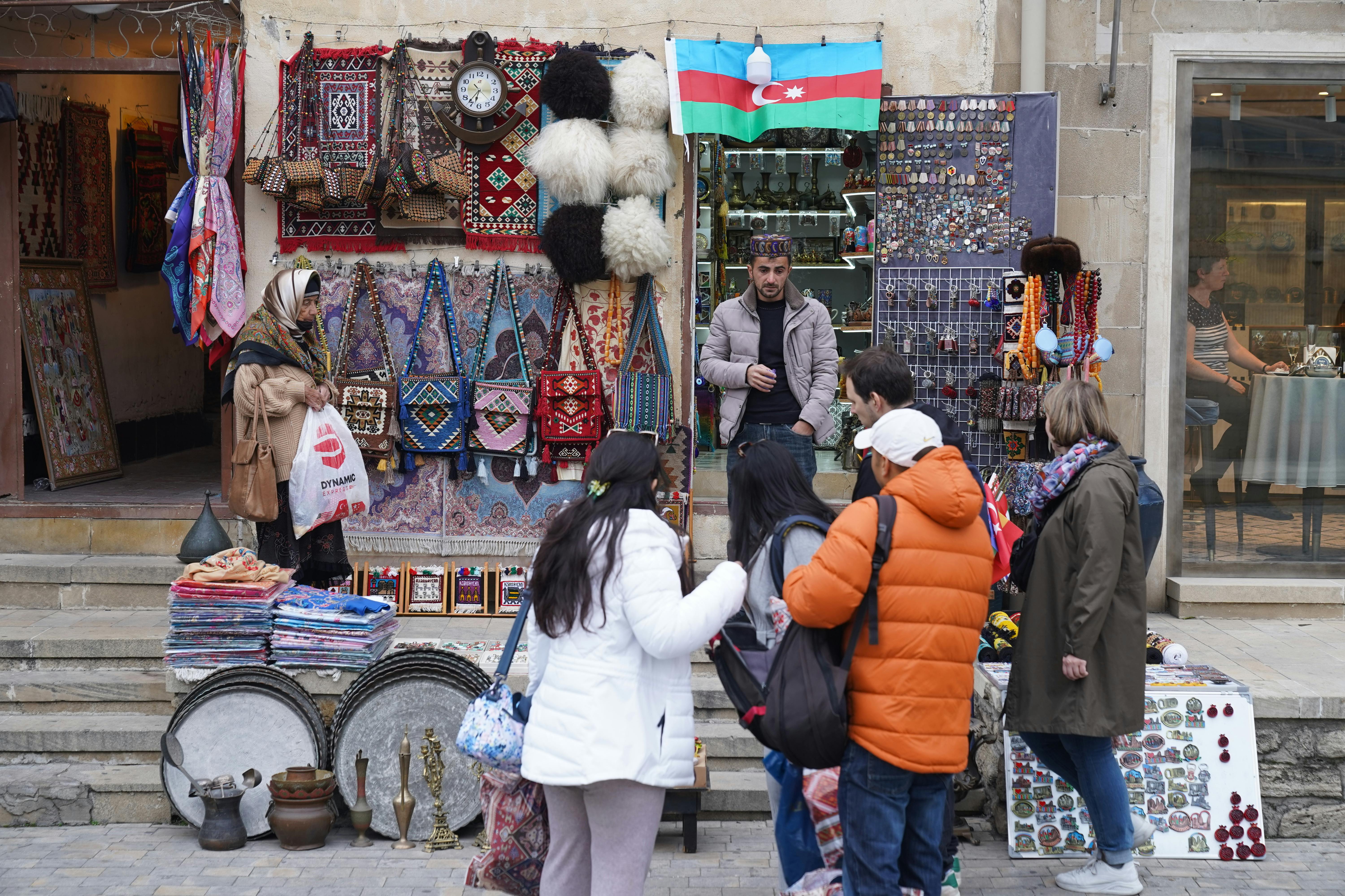39-7010 Tour and Travel Guides — Photo by Tahir Xəlfə on Pexels