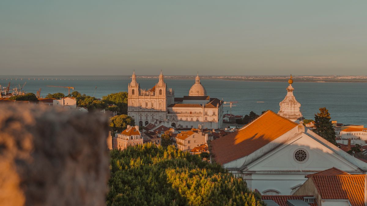 Alfama vazuta de sus, cu Sao Vicente de Fora si Panteonul
